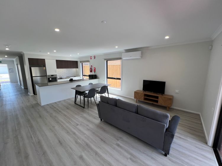 Modern 2-Bedroom Home on Guru Blvd, Lynbrook — Home image 2