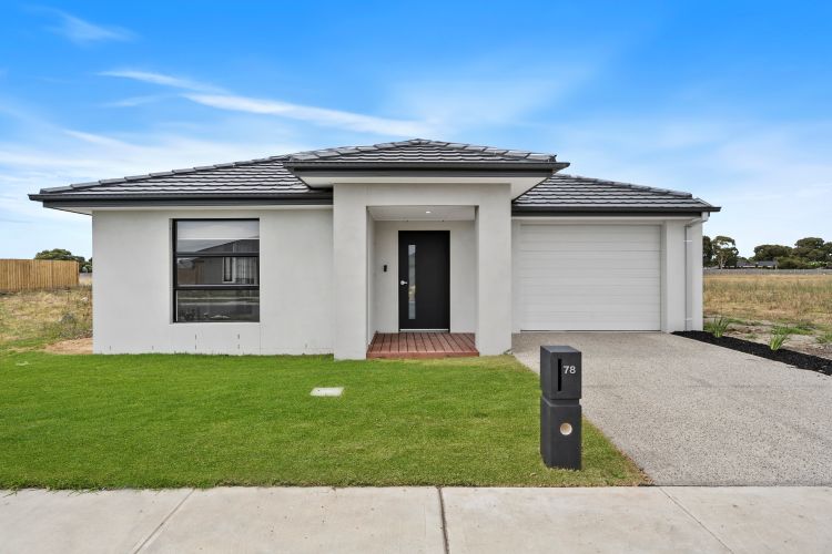 Modern 2-Bedroom HPS+R -  Kipfler Street, Munno Para in Munno Para