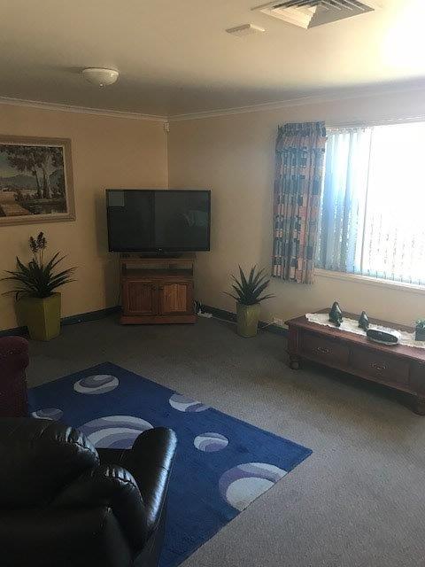 4 Bedroom accessible house with Room available now — Home image 2
