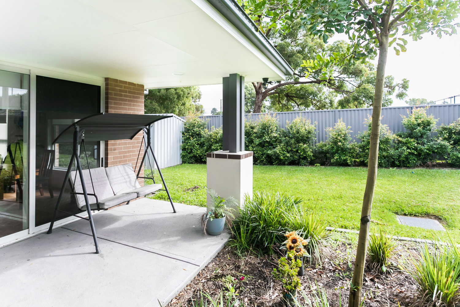 When convenience matters! this beautiful home is located close to shops, doctors, parks, and transport. — Home image 8