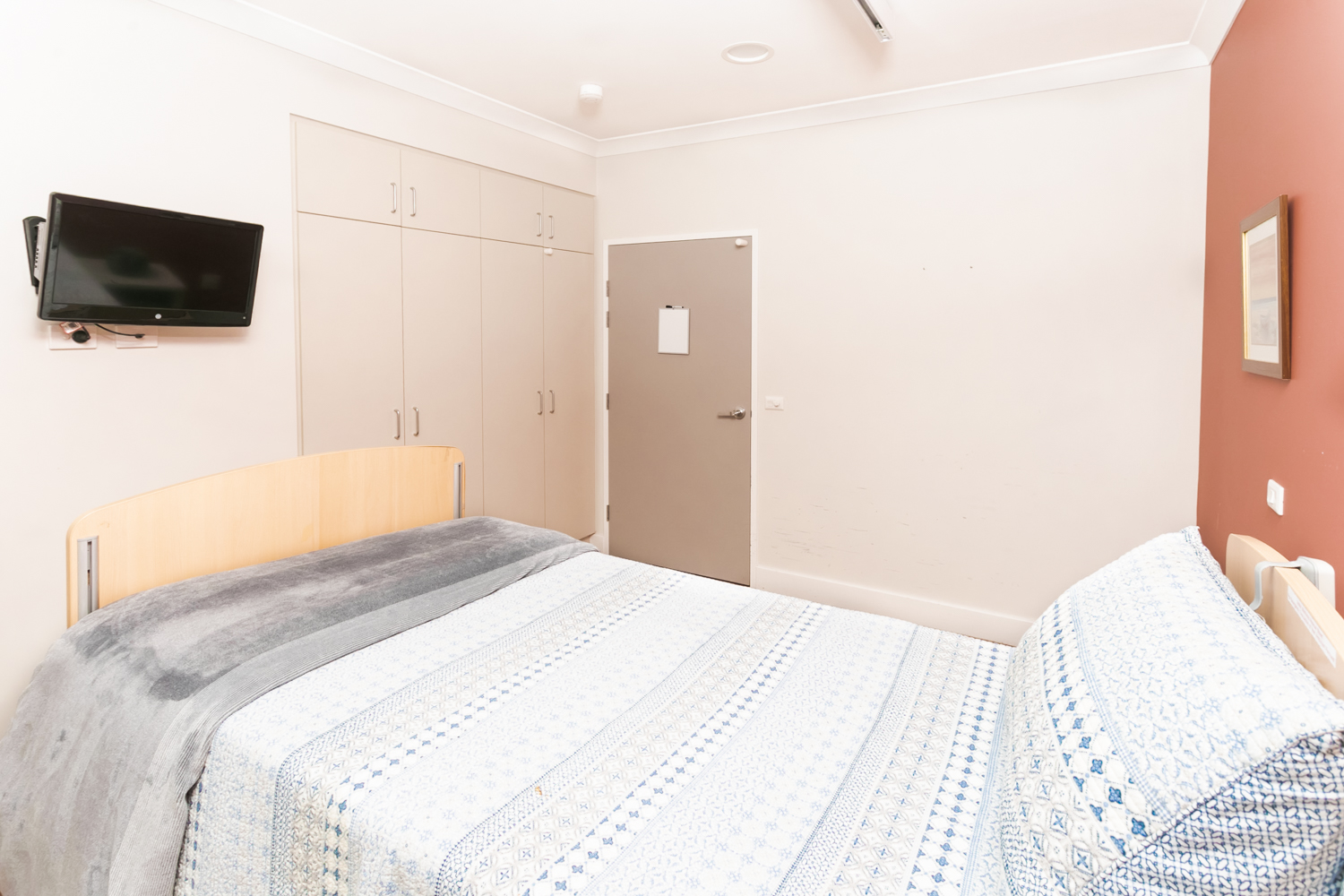 When convenience matters! this beautiful home is located close to shops, doctors, parks, and transport. — Home image 13