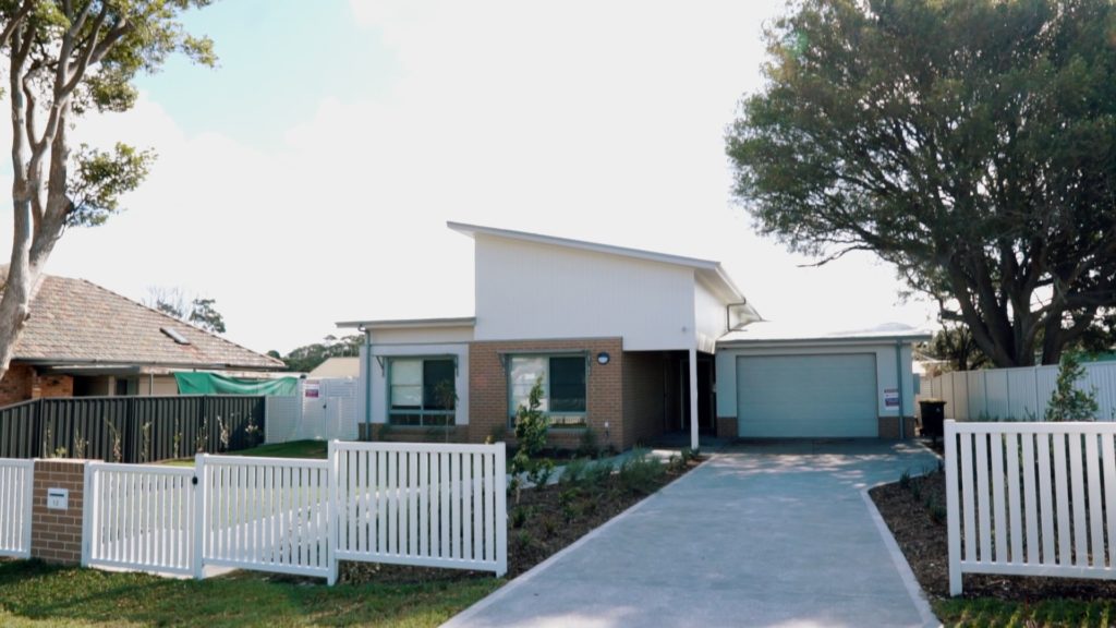 MODERN HPS HOME IN SUNNY FERN BAY in Fern Bay