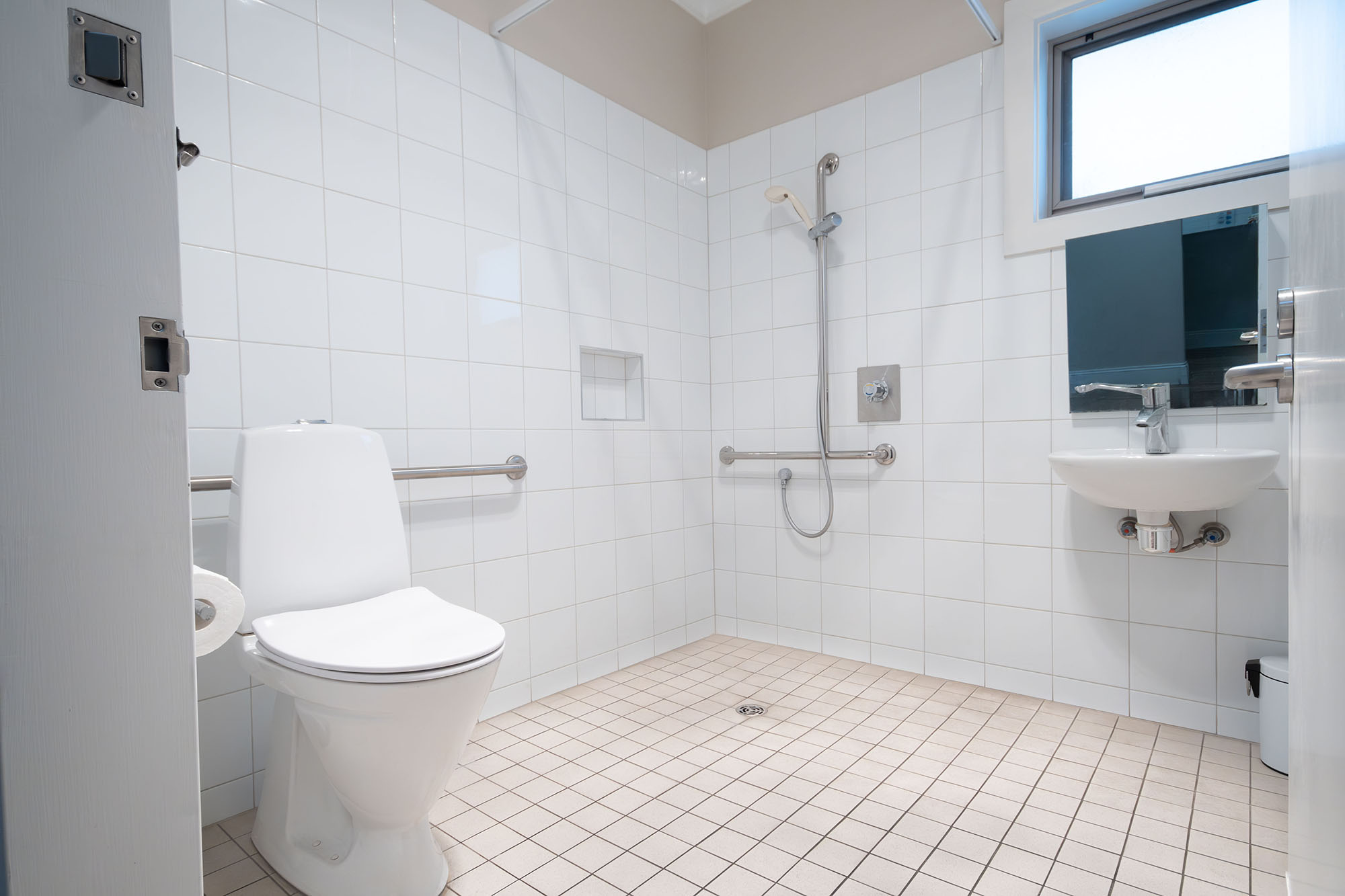 Vacancy in spacious SDA home near the beach — Home image 8