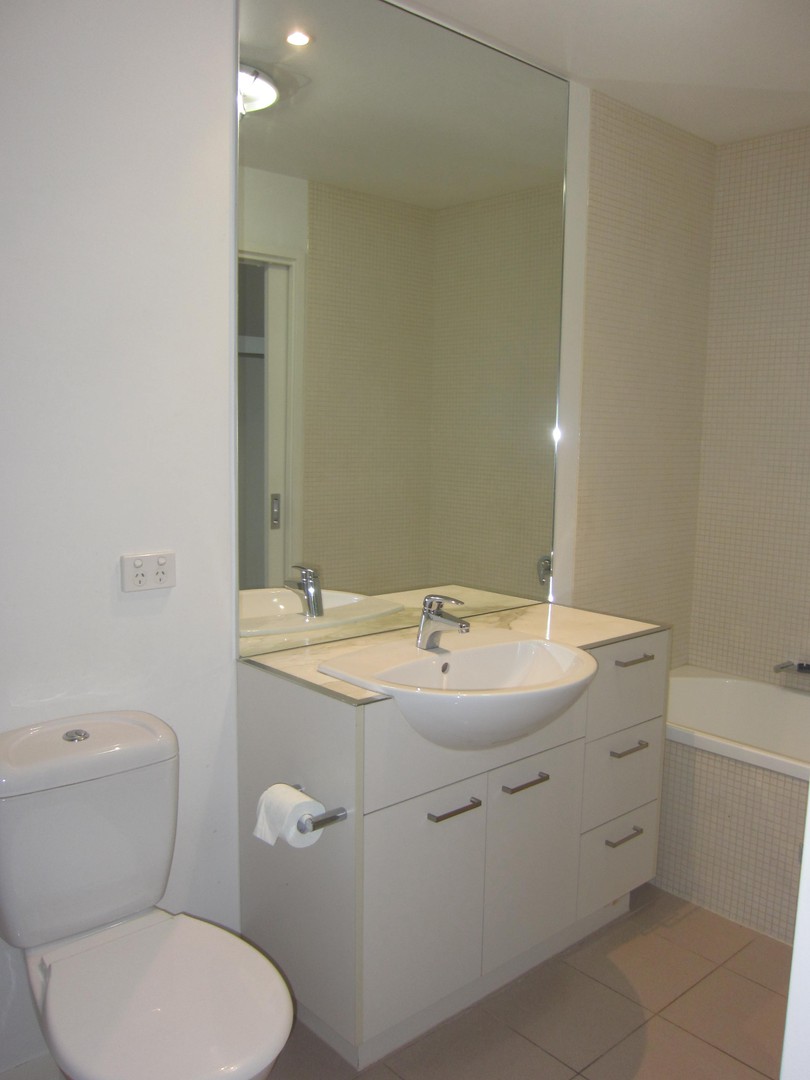 Beautiful Riverfront Apartment in Docklands — Home image 2