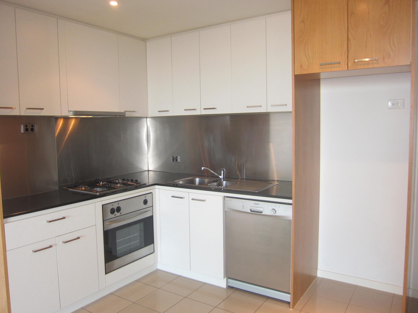 Beautiful Riverfront Apartment in Docklands — Home image 4