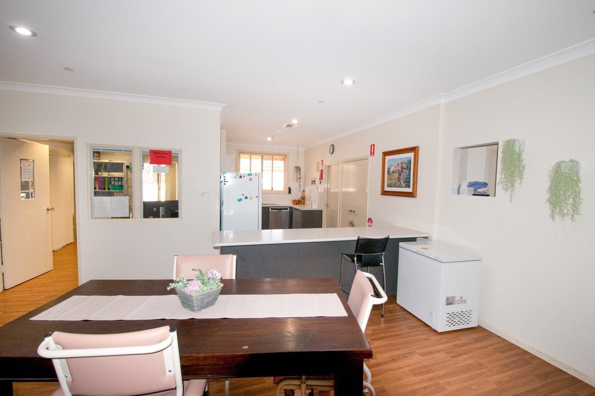 Located in a quiet cul-de-sac, close to walking trails and local amenities. — Home image 3