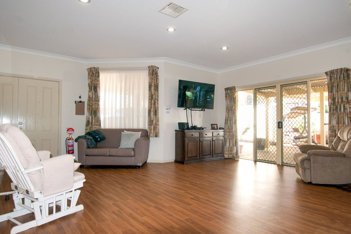 Located in a quiet cul-de-sac, close to walking trails and local amenities. — Home image 4