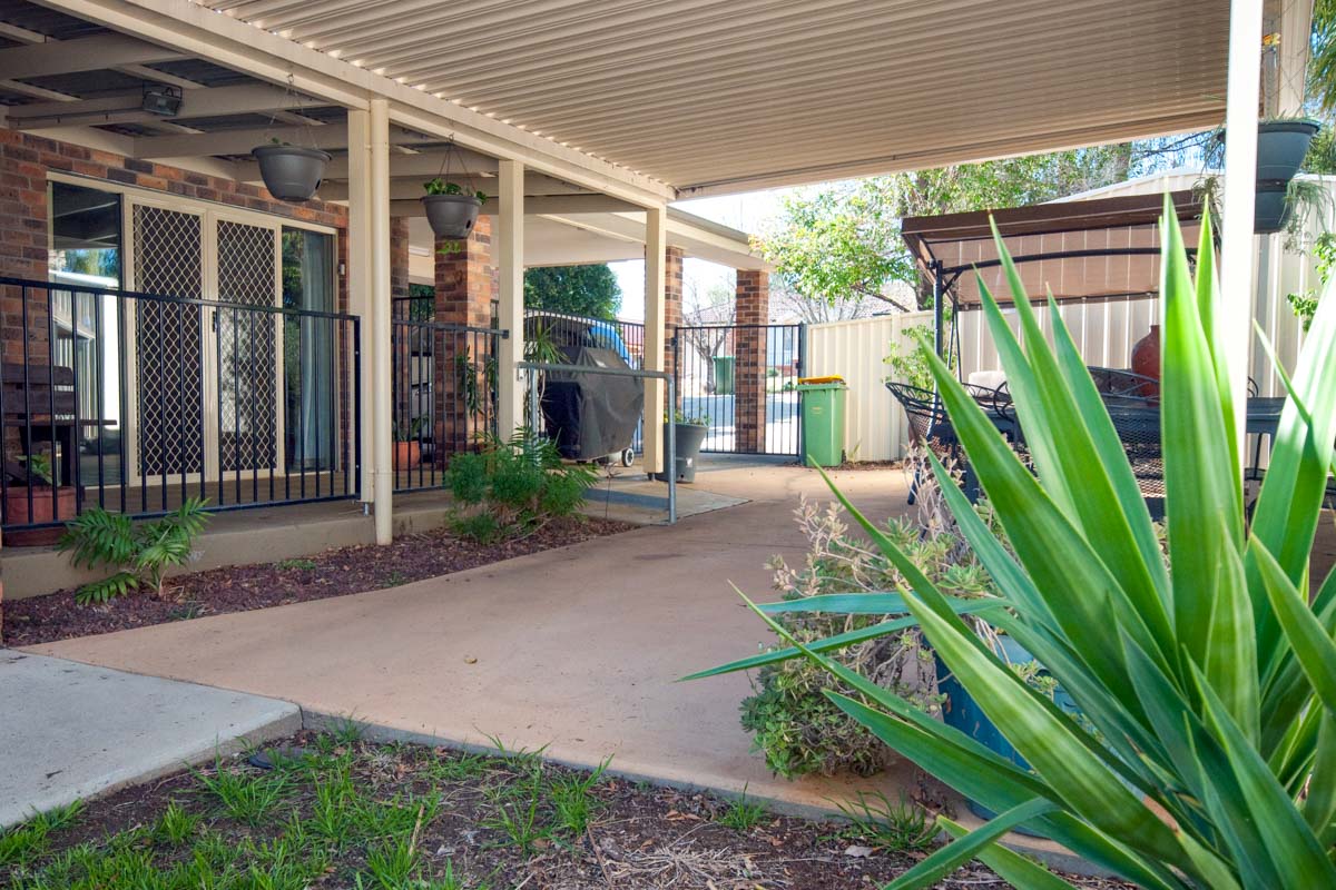 Located in a quiet cul-de-sac, close to walking trails and local amenities. — Home image 7