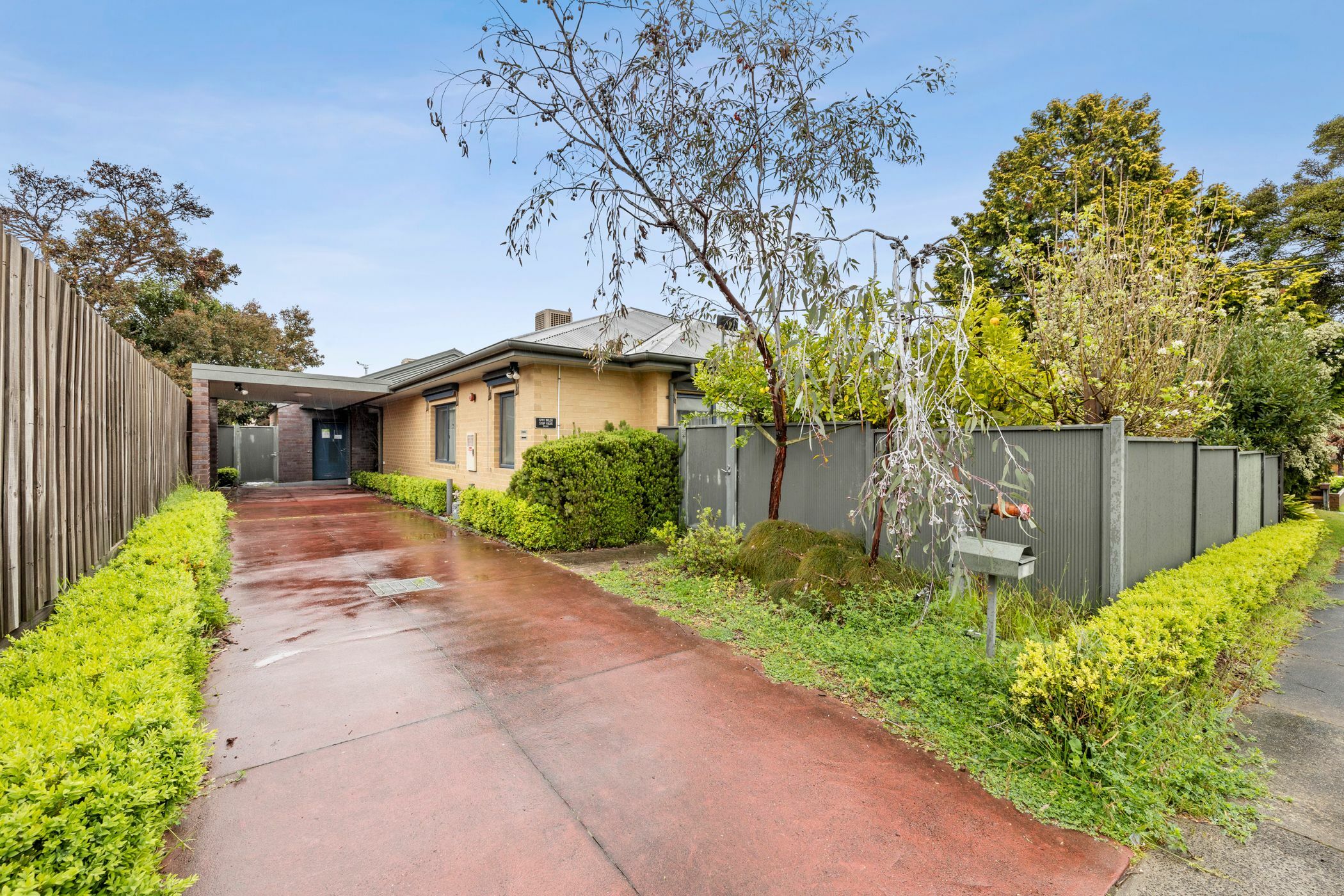 Modern living conveniently close to the station and shops. in Clayton South