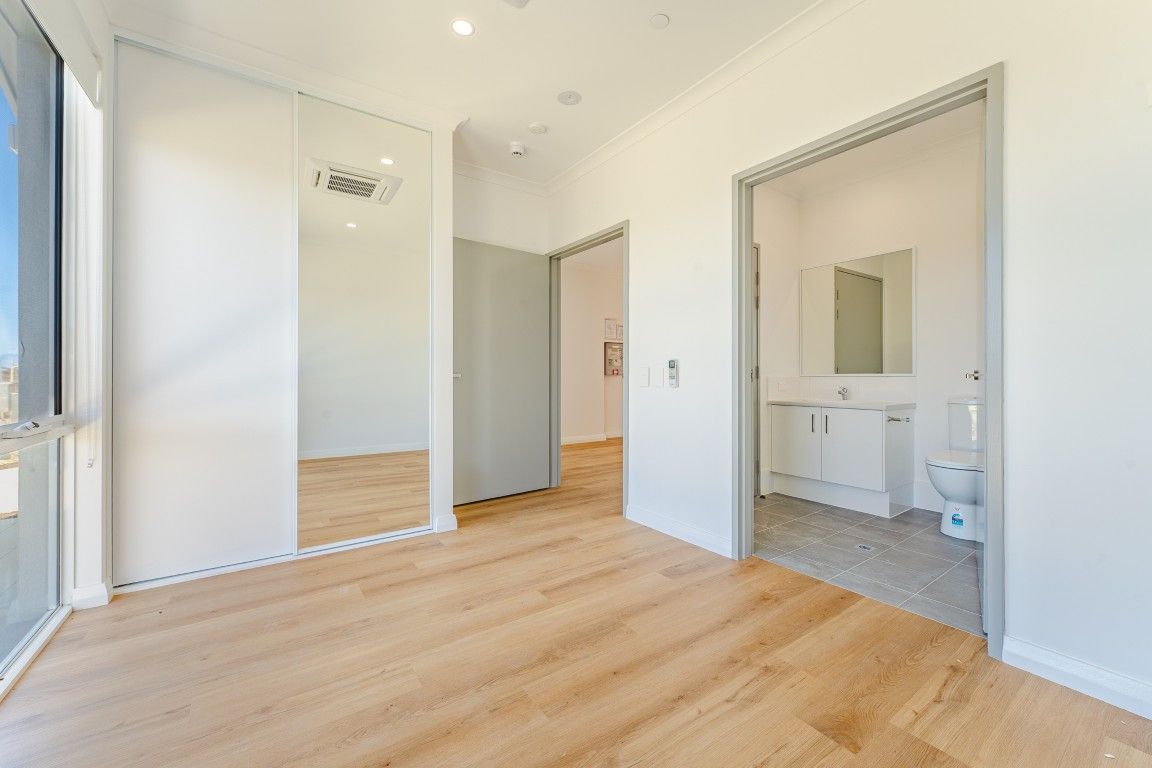 4 BR HPS Oceanfront Home for 3 Residents– OOA & 2 Living Area- Mindarie in Mindarie