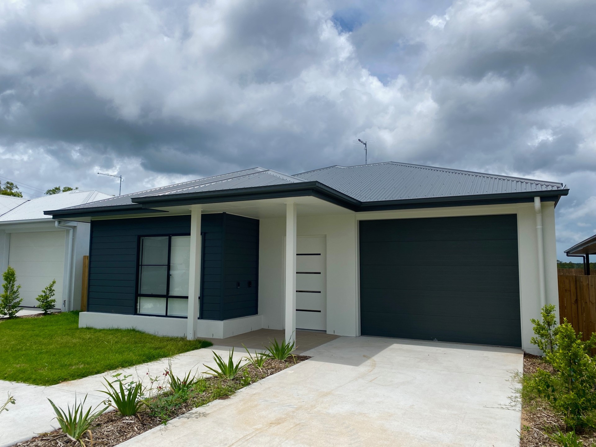 Charming Contemporary HPS Home! in Flinders View
