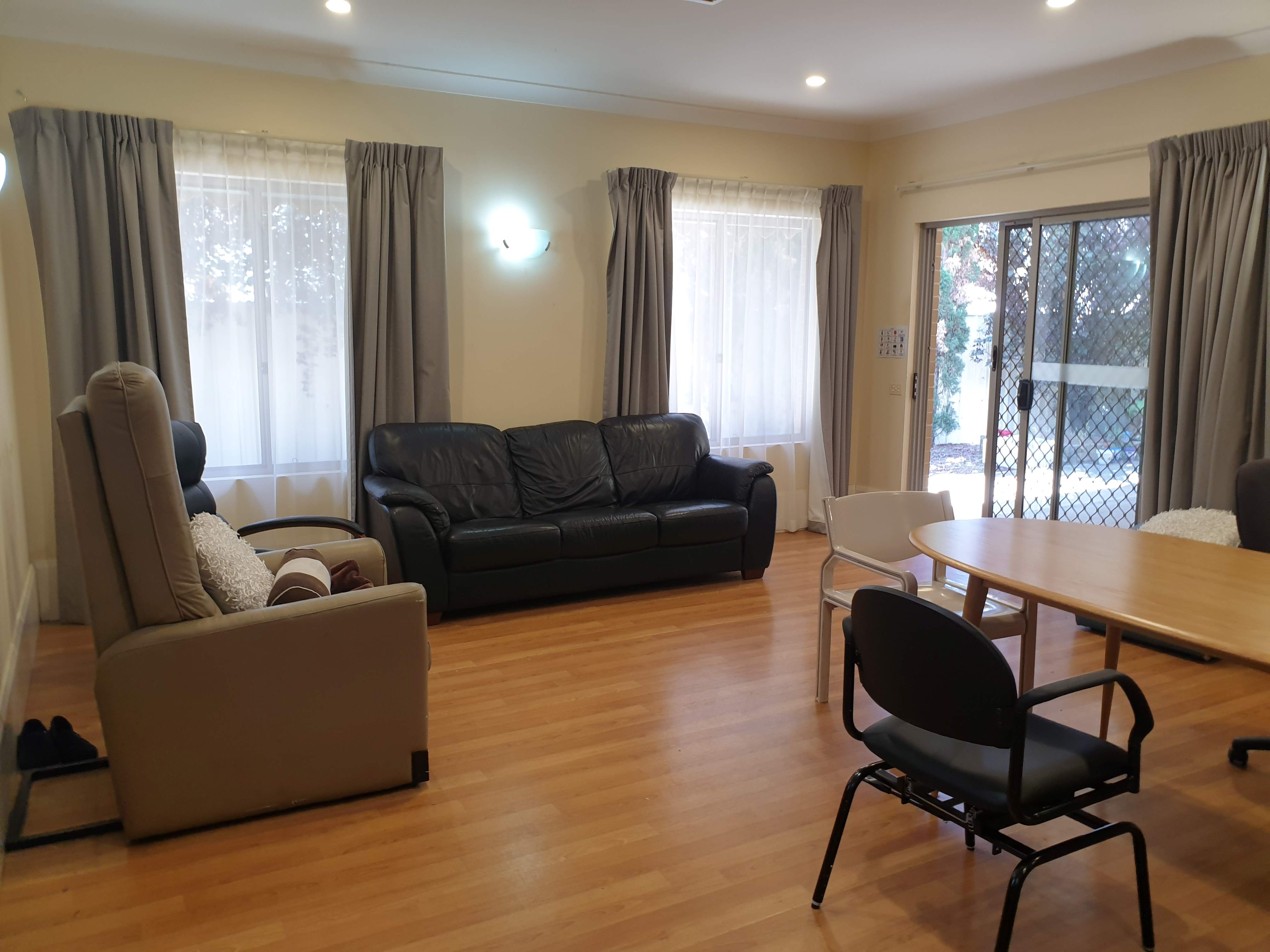 SEACOMBE GARDENS - 2 bedrooms AVAILABLE NOW! Share Home (High Physical Support) — Home image 3