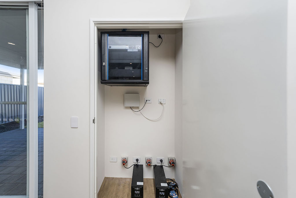 Sophisticated SDA High Physical Home in Baldivis — Home image 15