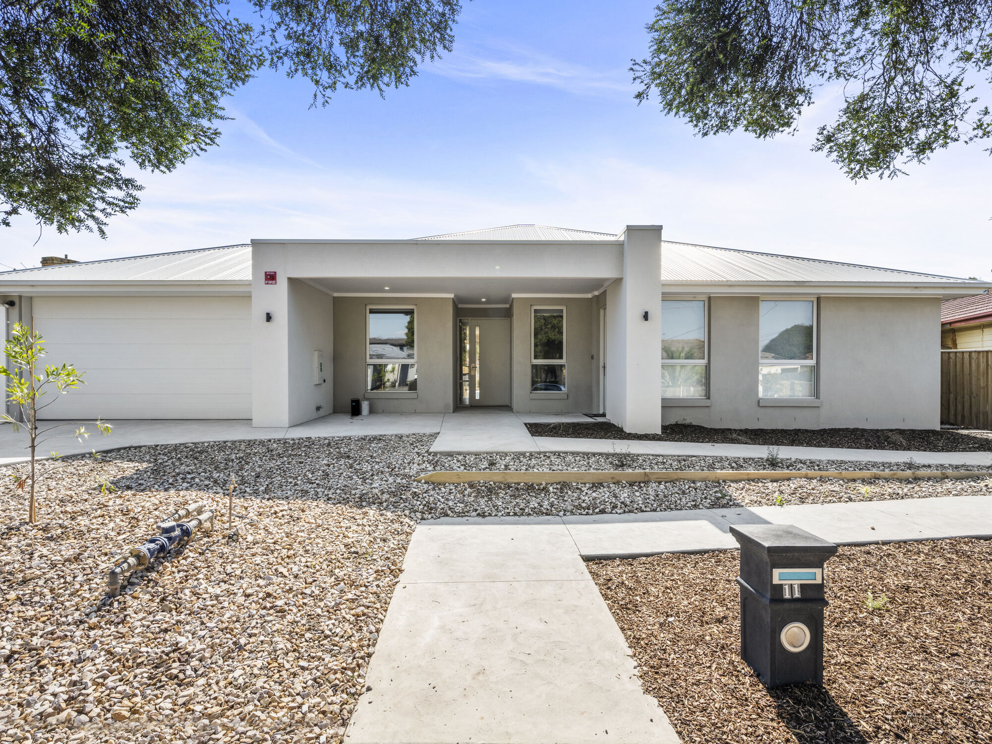 Beautiful ROBUST Home in Dandenong North AVAILABLE NOW! in Dandenong North