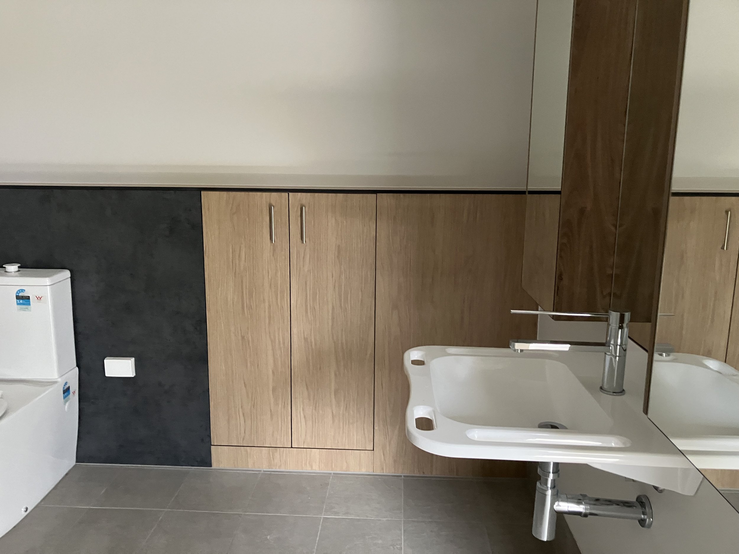 High Physical Support Home in Tranquil SUBURB — Home image 4