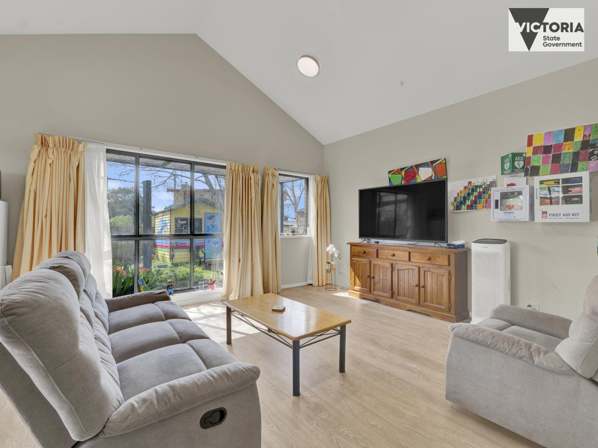 Don't miss this spacious, tightly held , leafy suburban living. — Home image 3