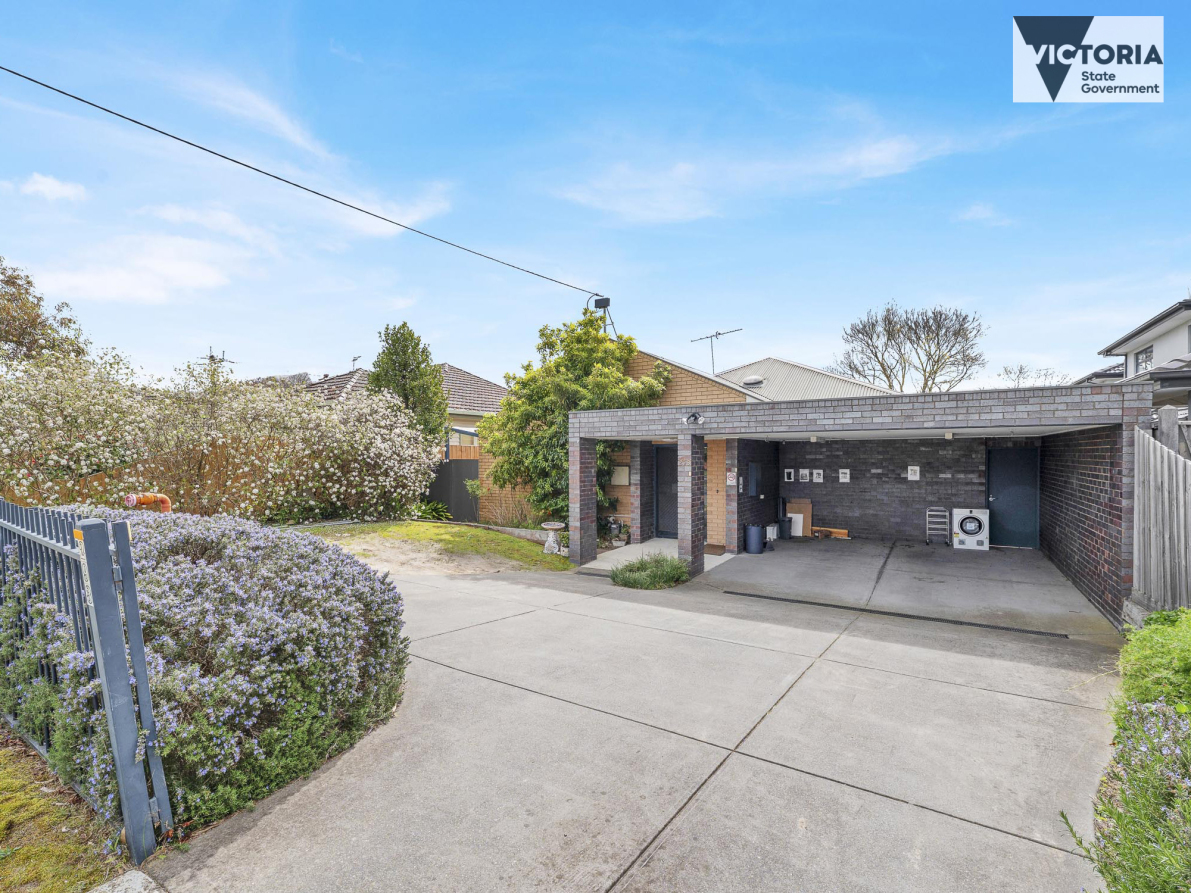 Don't miss this spacious, tightly held , leafy suburban living. — Home image 4