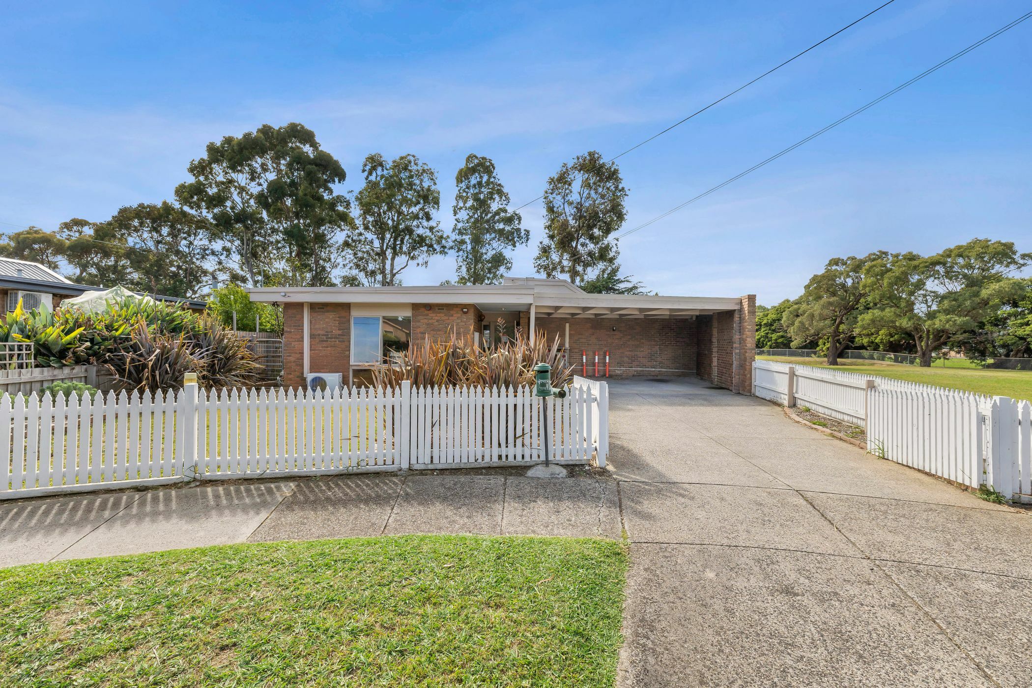 A bright and lovely home only 5 minutes from The Glen Shopping Centre! in Glen Waverley