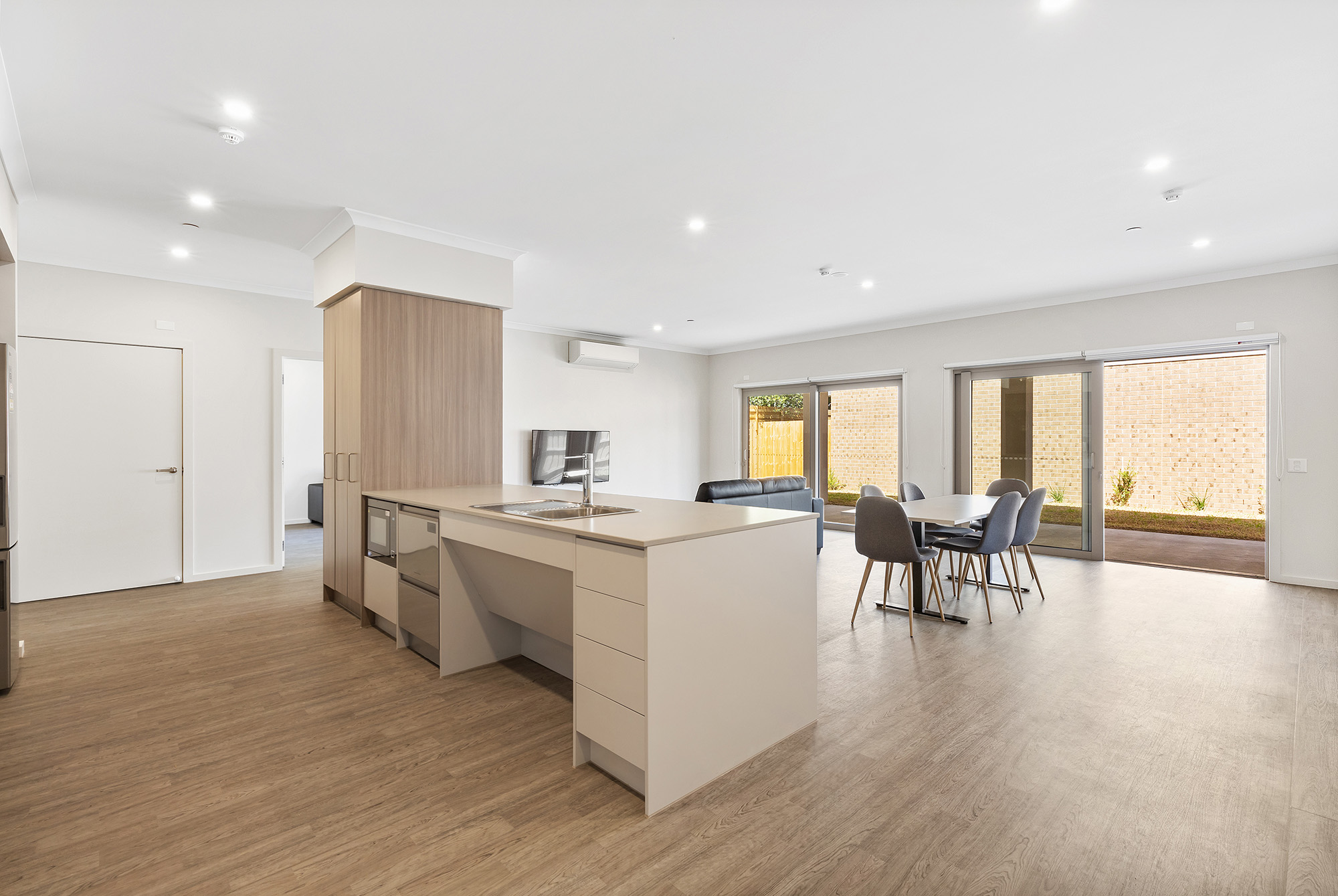 Superbly located in Knoxfield! — Home image 2