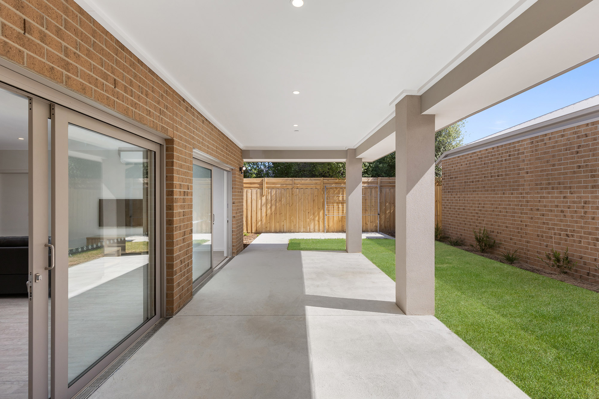Superbly located in Knoxfield! — Home image 3