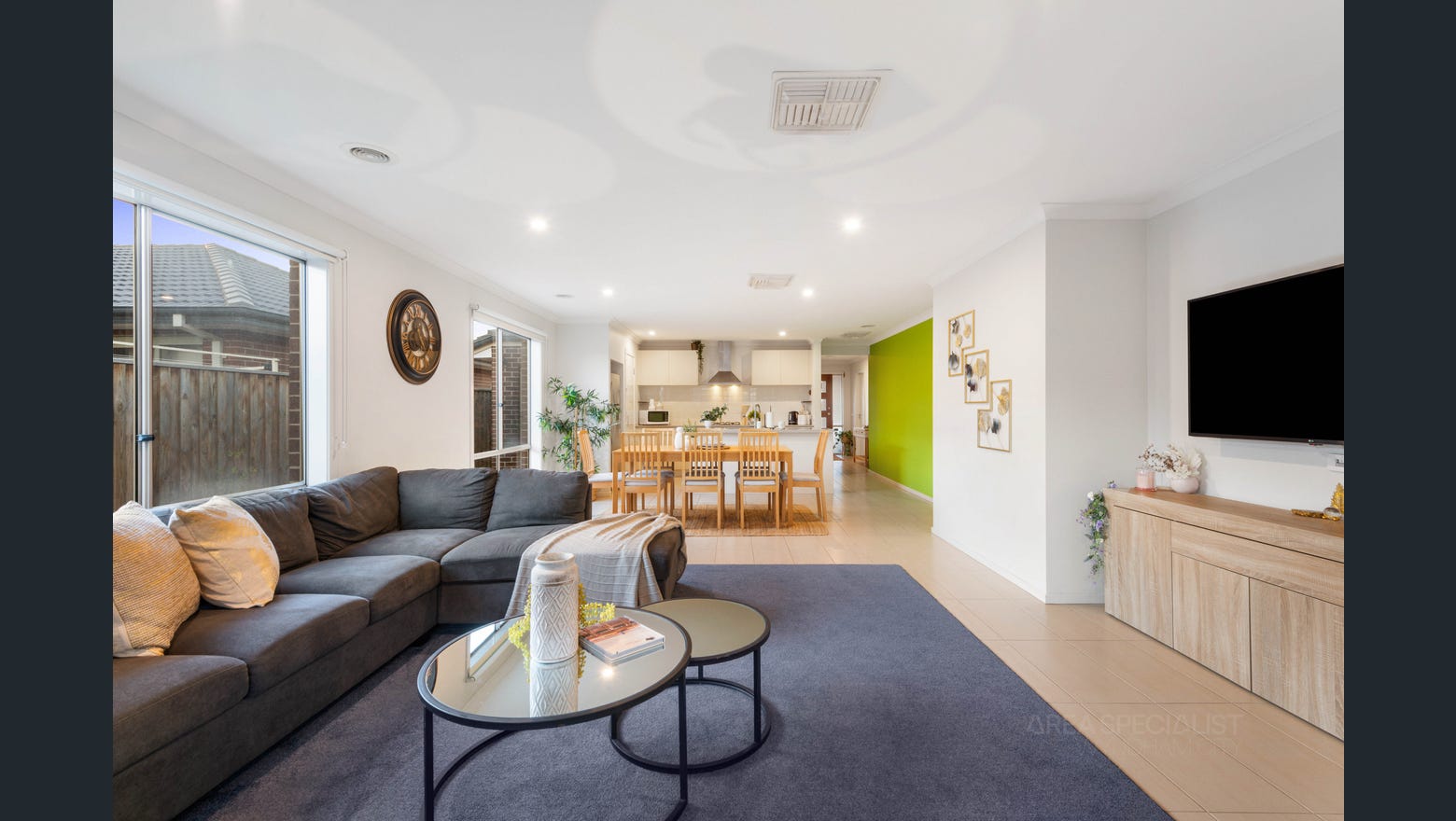 SPACIOUS SIL RESIDENCE IN DEER PARK — Home image 2