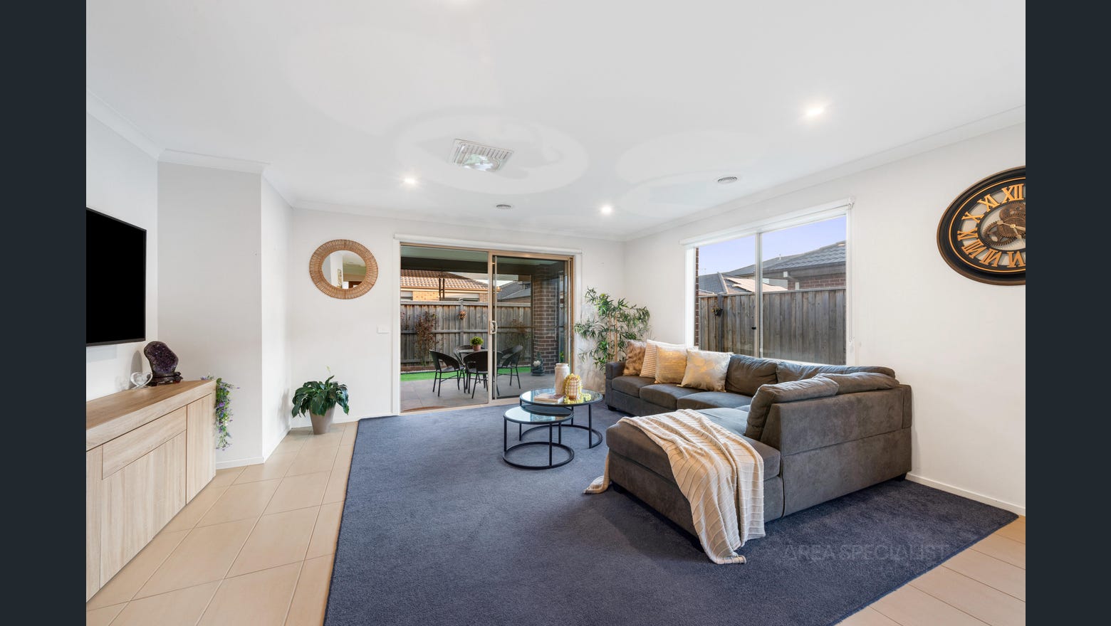 SPACIOUS SIL RESIDENCE IN DEER PARK — Home image 3
