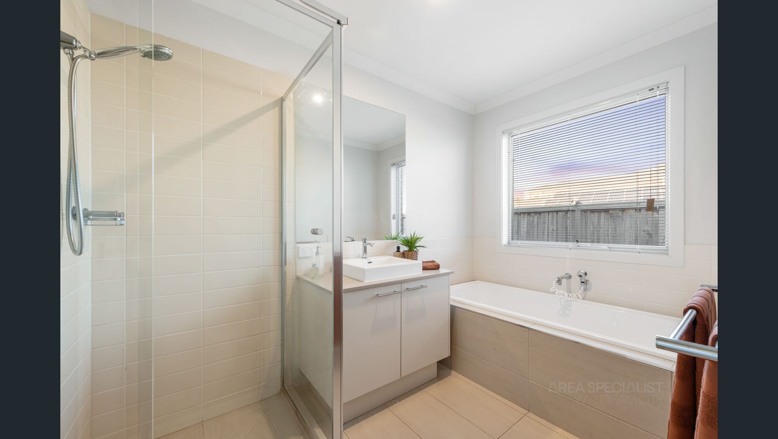 SPACIOUS SIL RESIDENCE IN DEER PARK — Home image 9