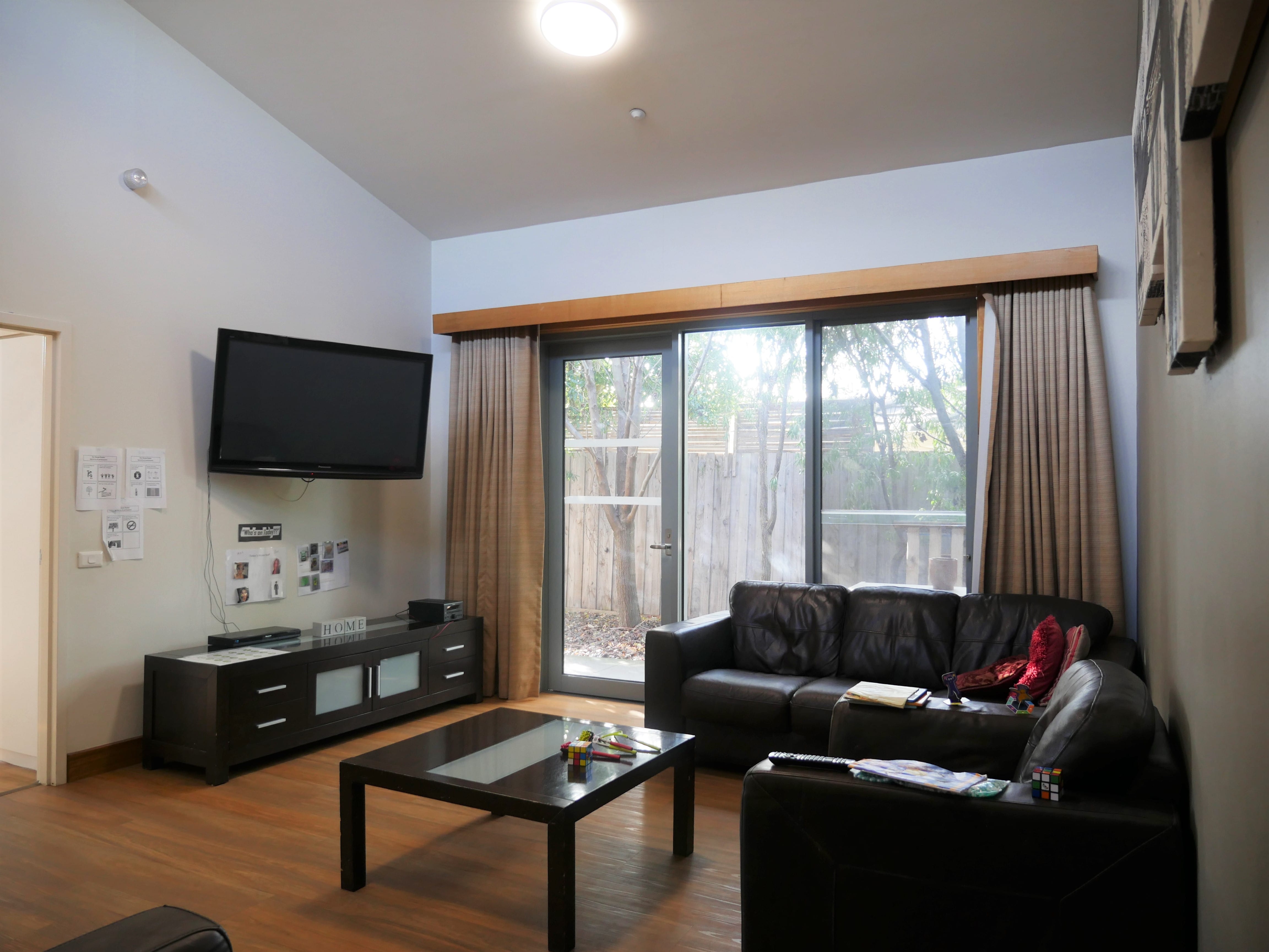 Modern 6 bedroom home in friendly neighbourhood close to transport — Home image 3