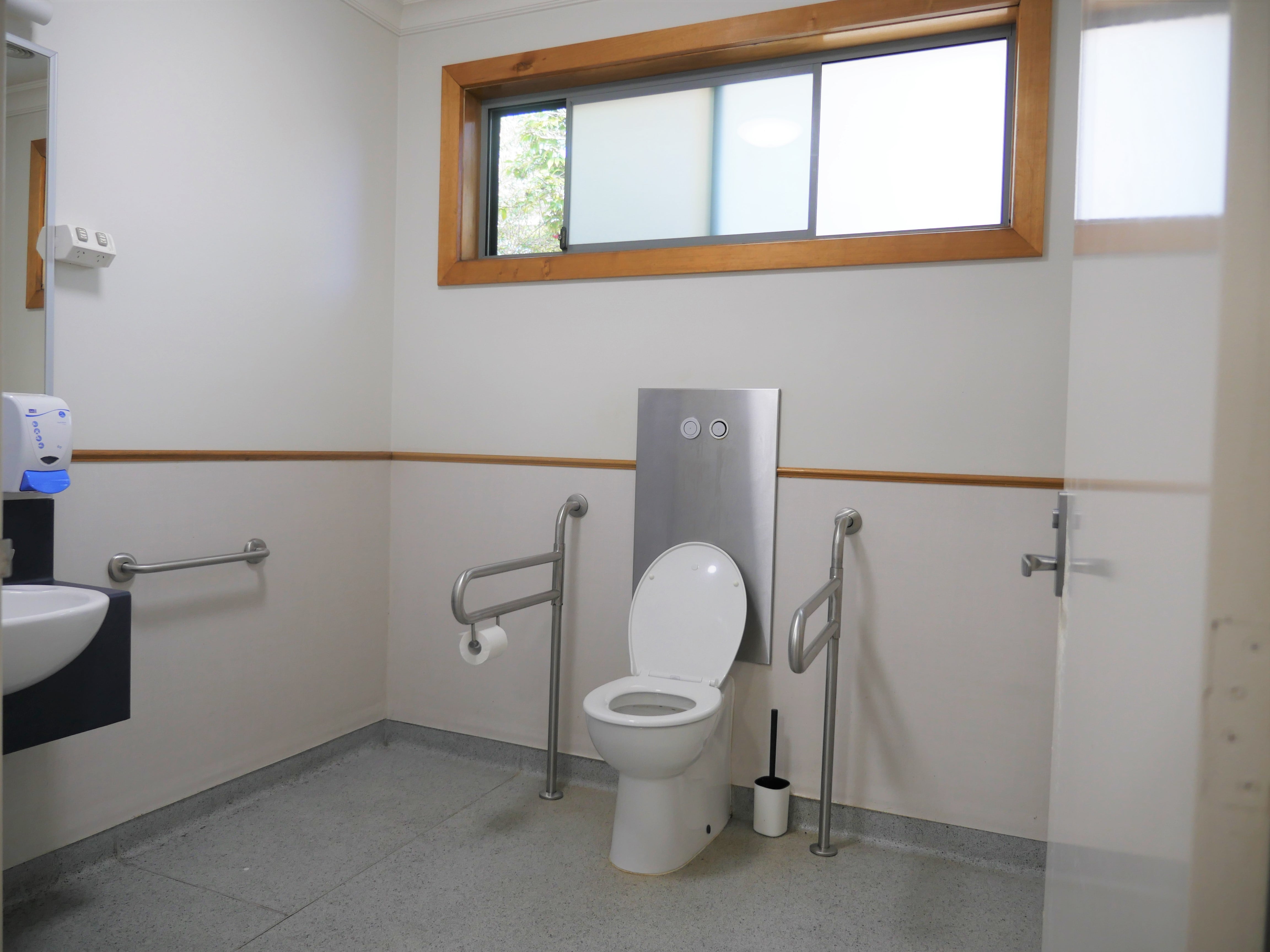 Modern 6 bedroom home in friendly neighbourhood close to transport — Home image 4