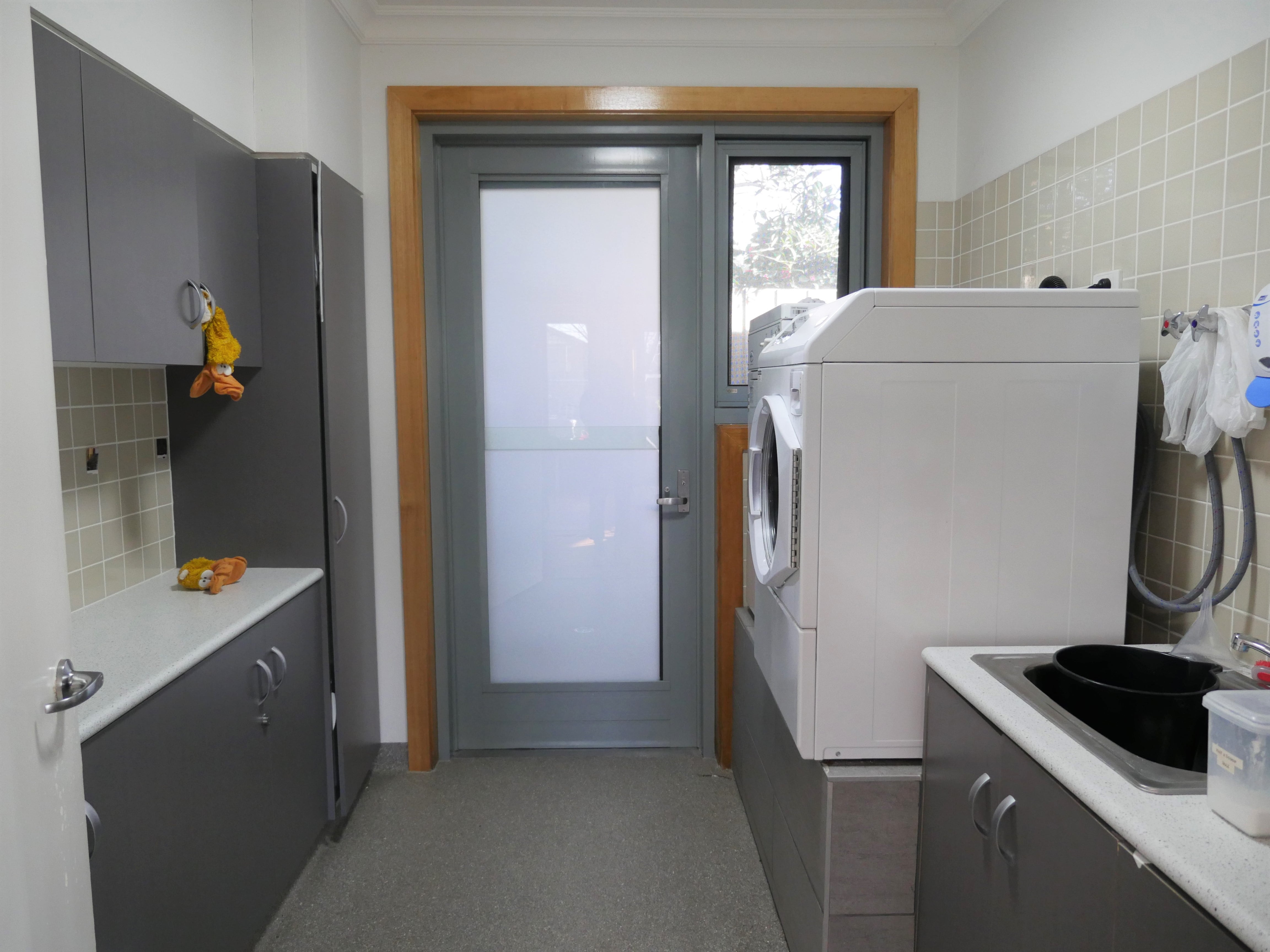 Modern 6 bedroom home in friendly neighbourhood close to transport — Home image 6