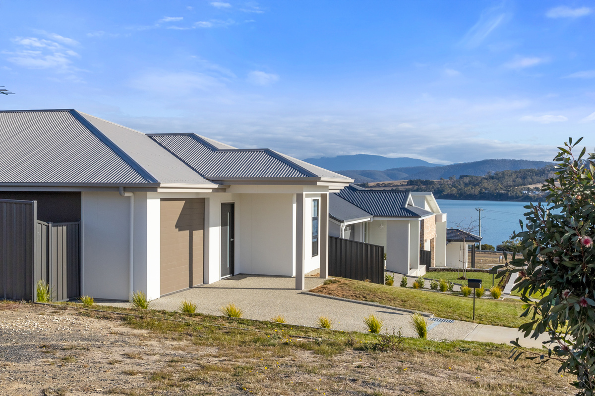 Close Coastal Views at Midway Point, Tasmania — Home image 6