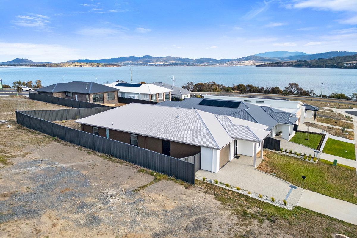Close Coastal Views at Midway Point, Tasmania — Home image 13