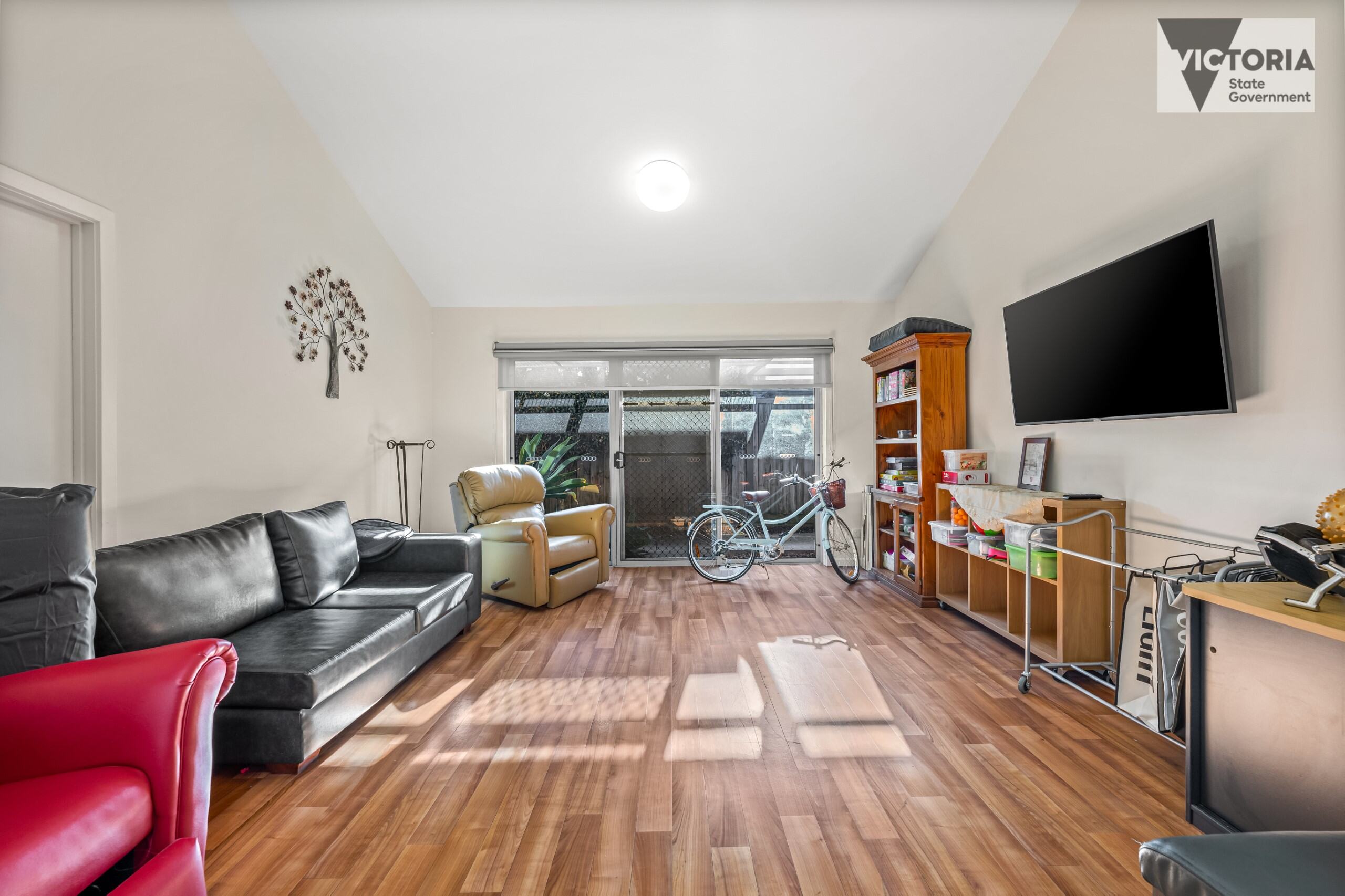 Enjoy the diverse community with close access to the city, airport and more! — Home image 2