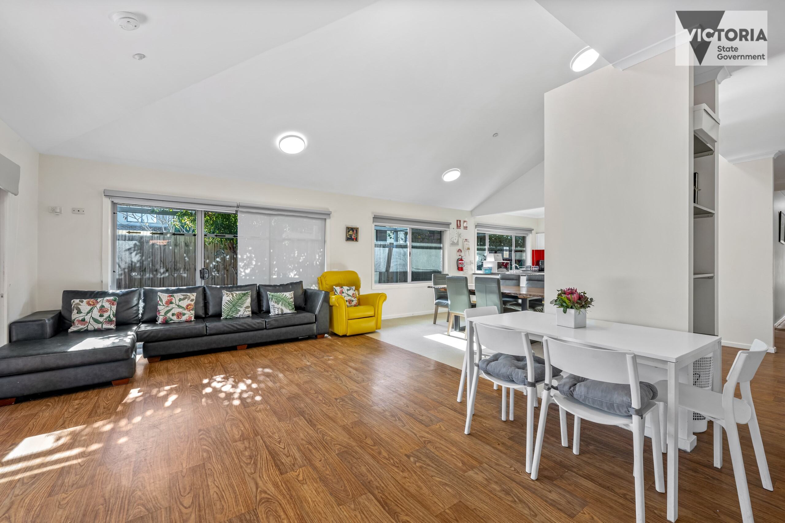 Enjoy the diverse community with close access to the city, airport and more! — Home image 5