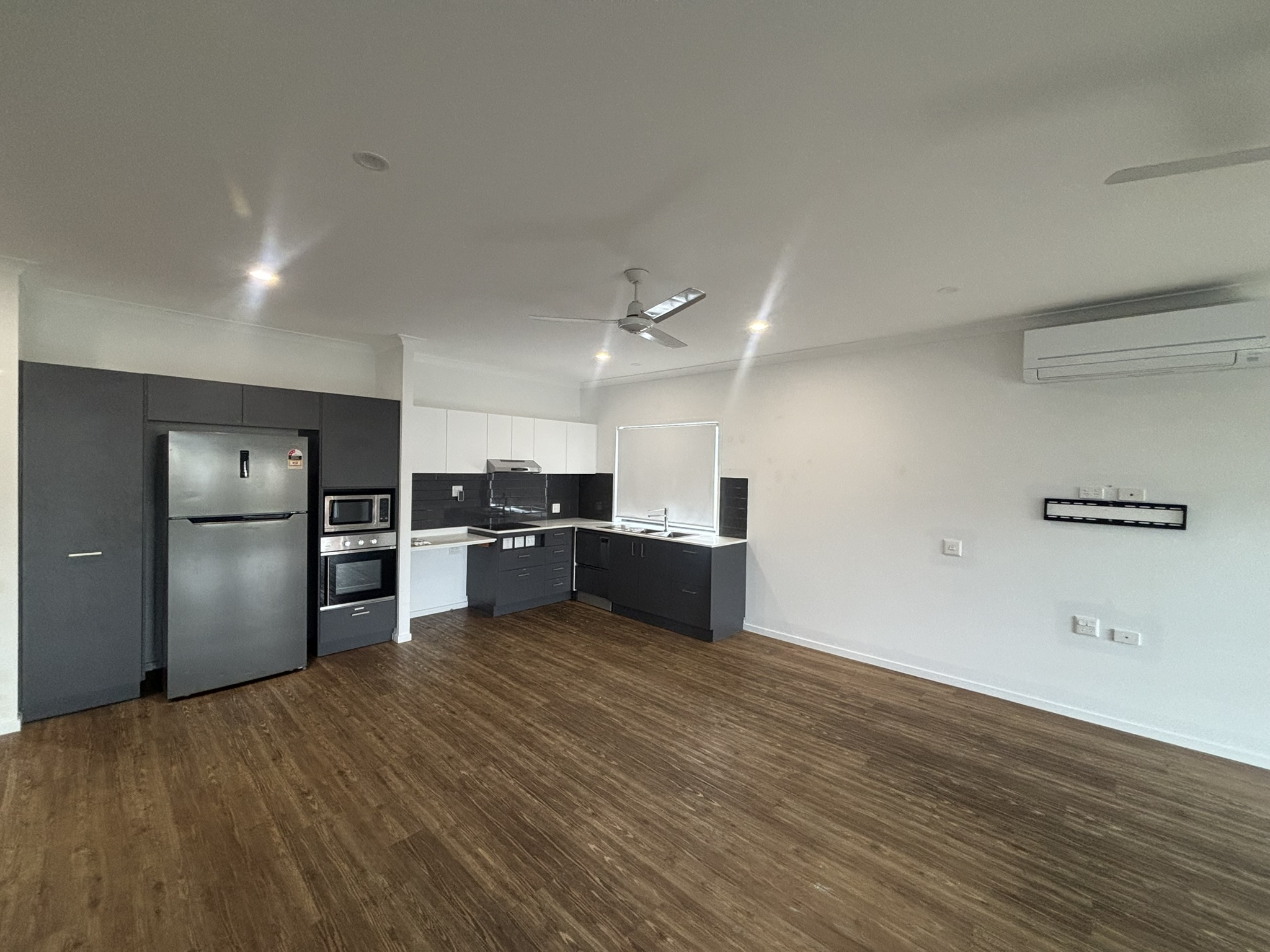 Close Waterfront HPS Living in Beachmere