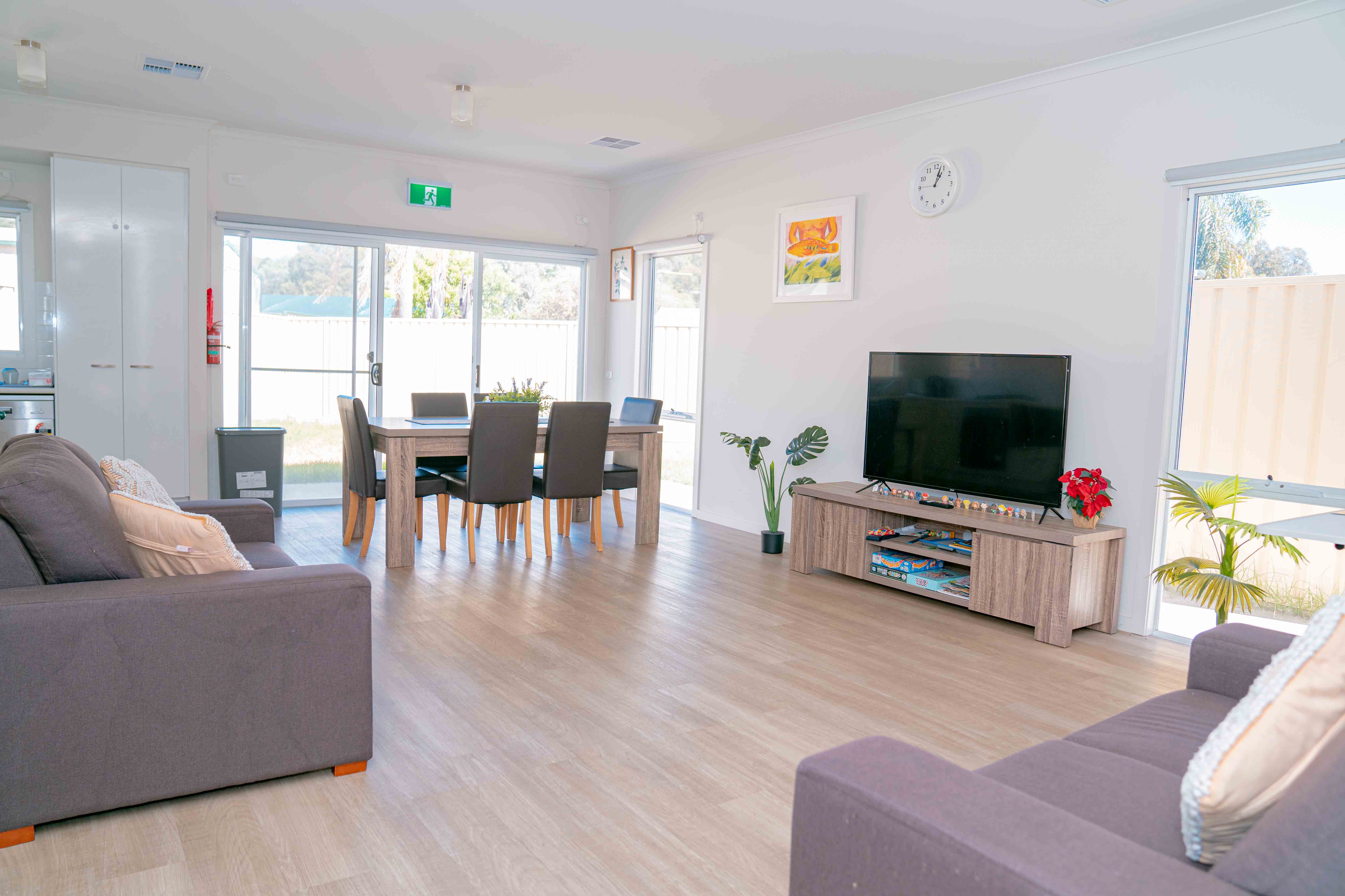 Beautiful 3 Bedroom SDA house in Almond Grove, Morphett Vale. — Home image 6