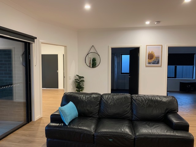 Lovely housemates looking for a new lady to join them - 3 bedroom SDA — Home image 2