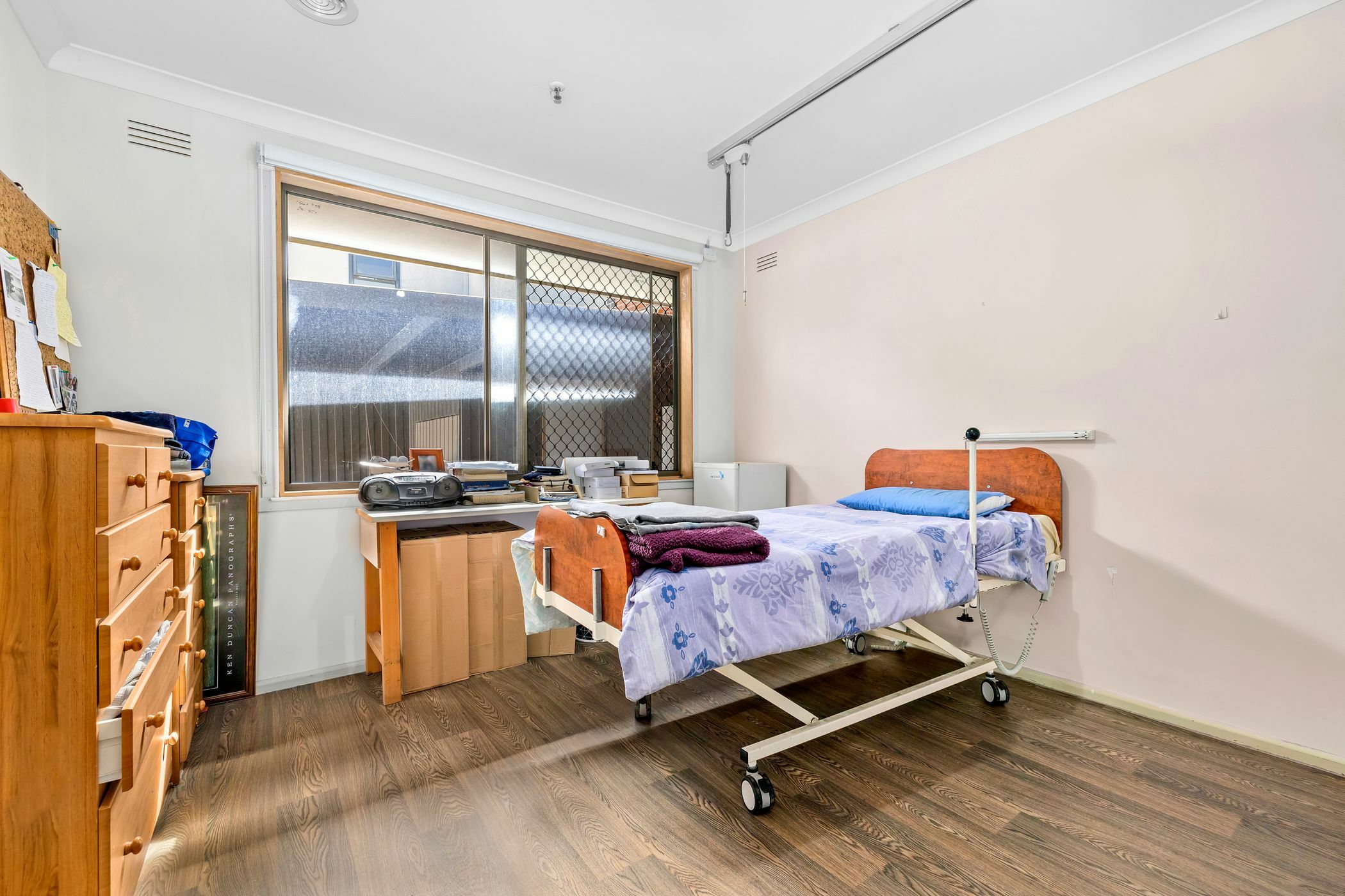 A fantastic location close to station, cafe and shops. — Home image 6