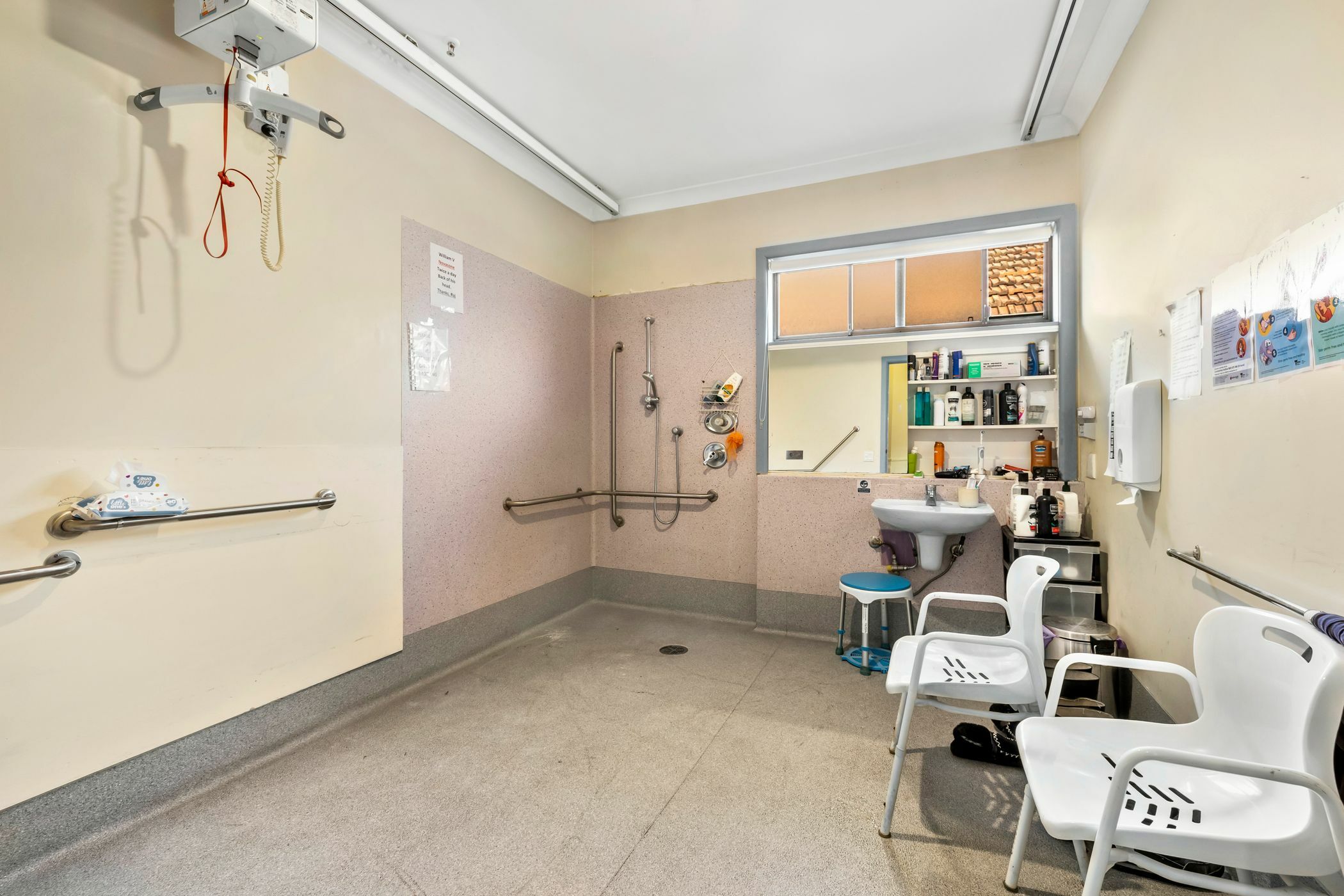 A fantastic location close to station, cafe and shops. — Home image 7