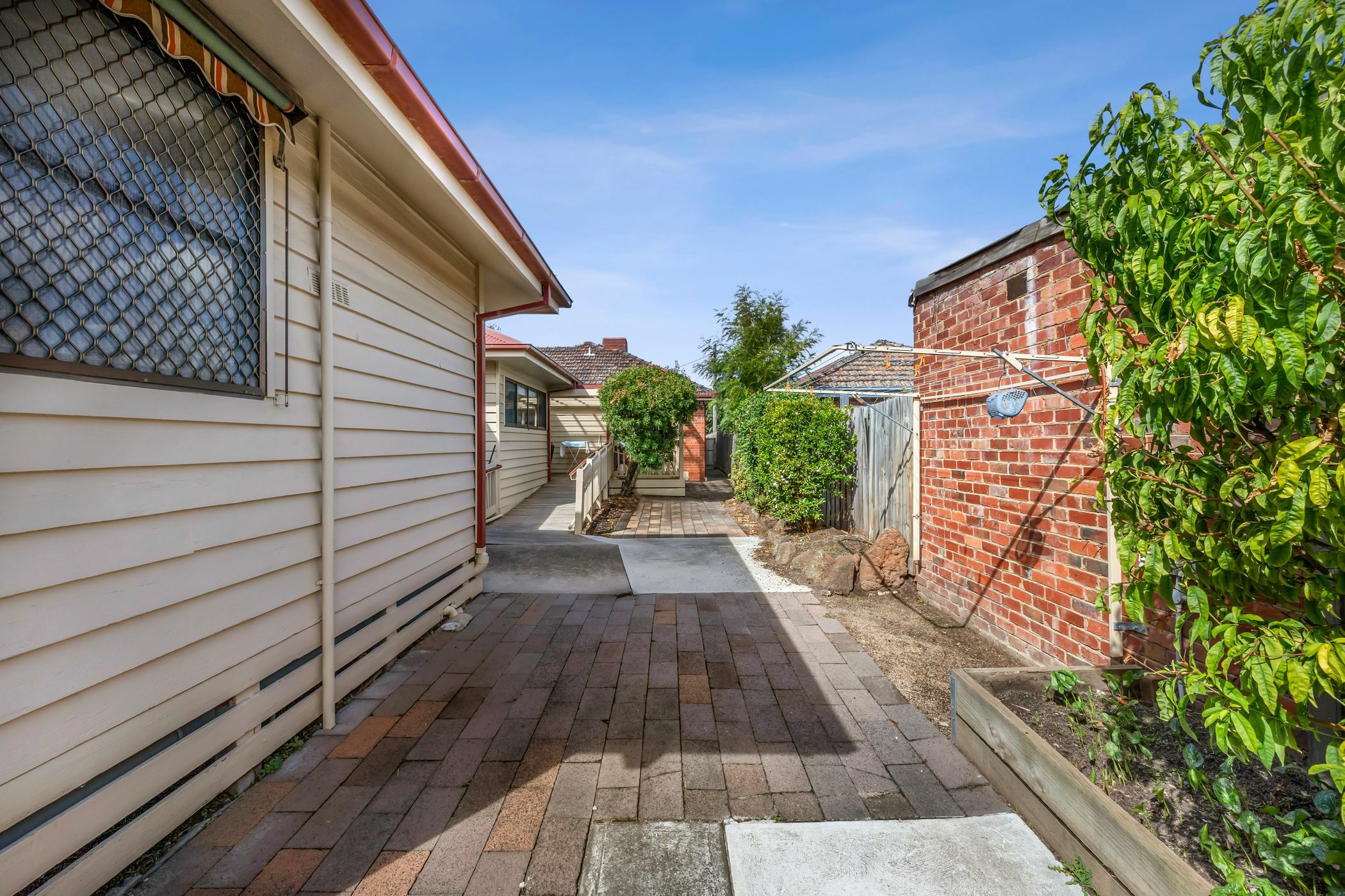 A fantastic location close to station, cafe and shops. — Home image 9