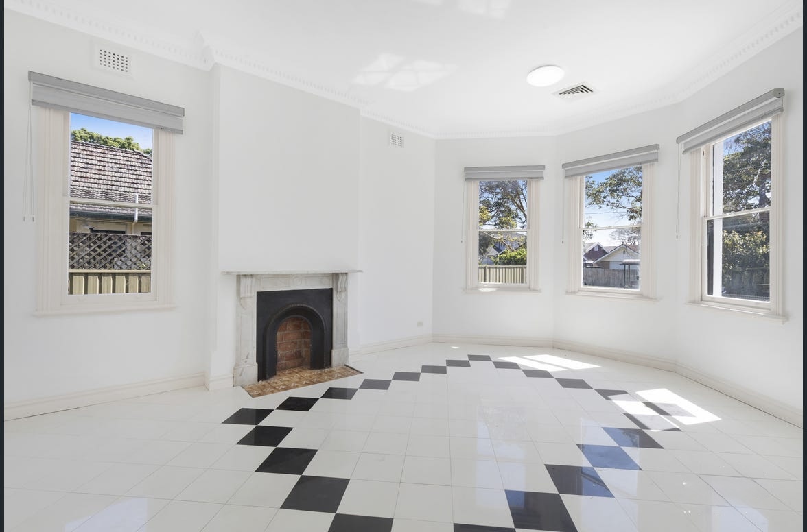 Strathfield - Lovely Spacious Home w/ Large Rooms, 24hr Care — Home image 2