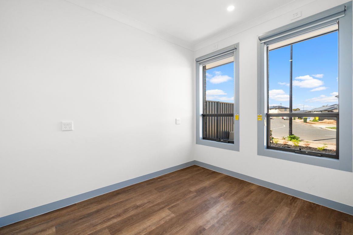 IMMACULATE SDA Home - 2 bedrooms Available with OOA--Port Adelaide — Home image 4