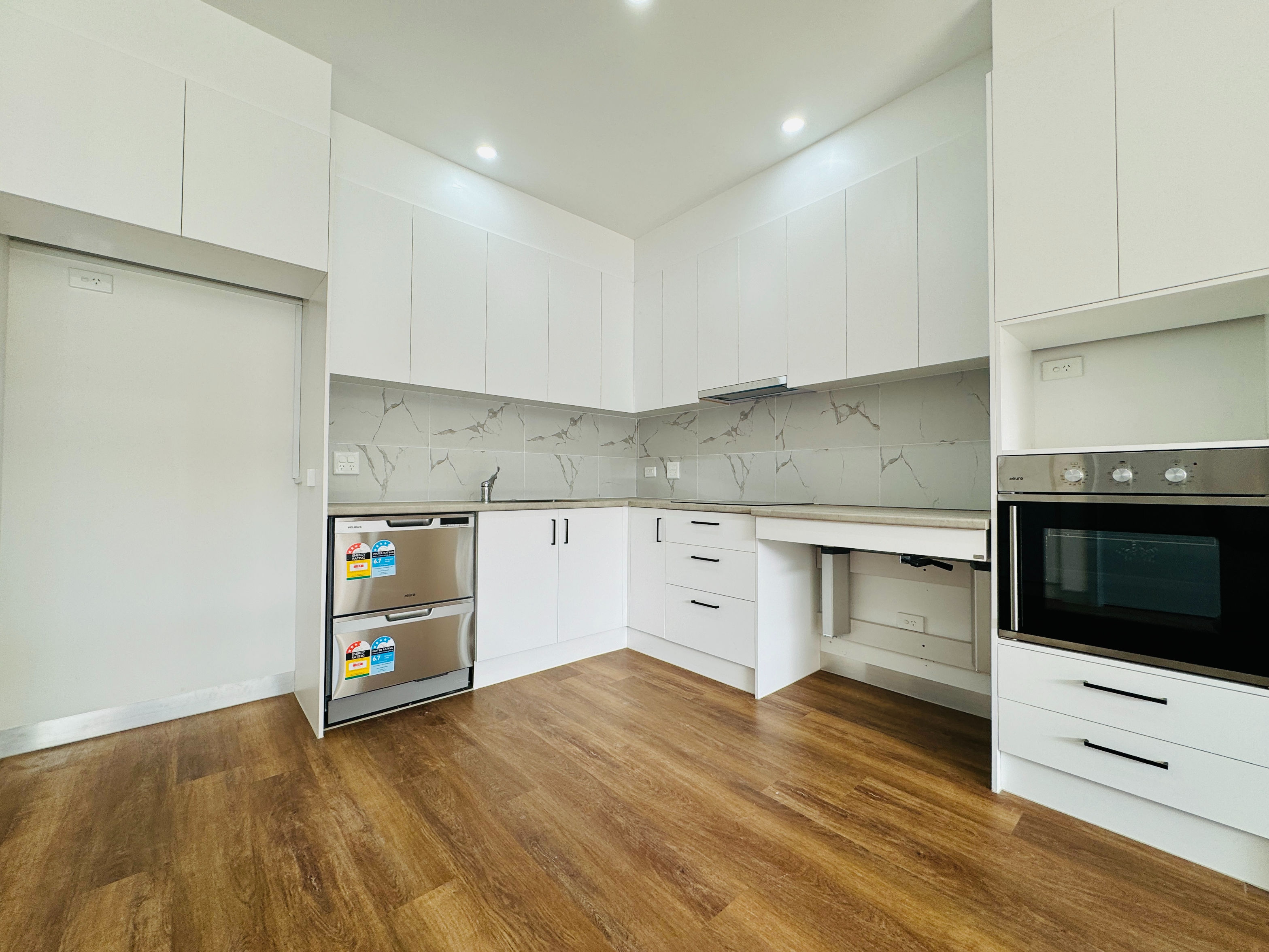 IMMACULATE SDA Home - 2 bedrooms Available with OOA--Port Adelaide — Home image 6