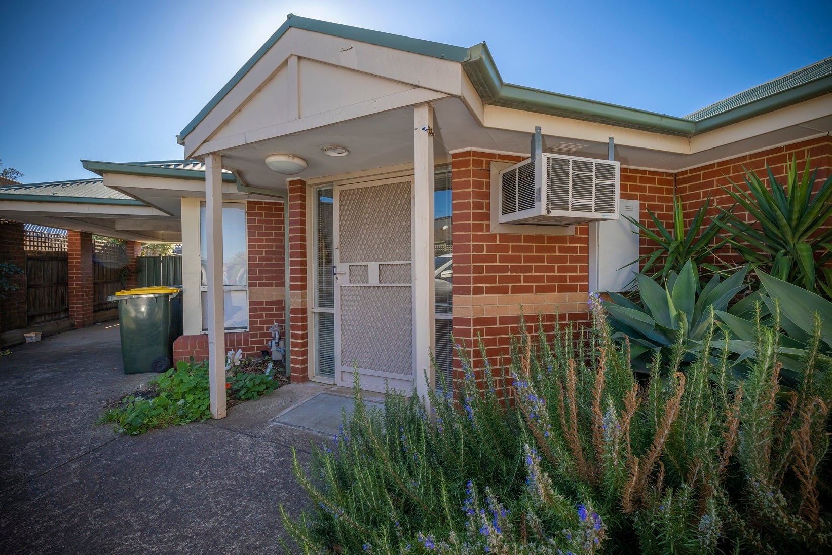 Charming unit close to all the amenities in Deer Park