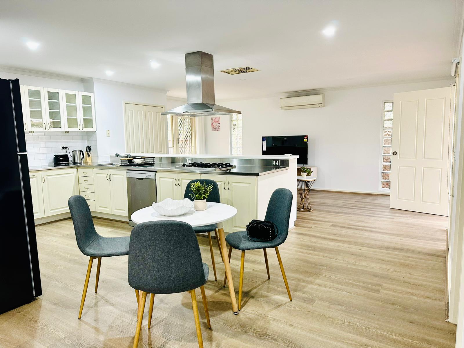 Fully accessible 4 bedroom SIL house-Newly renovated with Brand New Amenities — Home image 6
