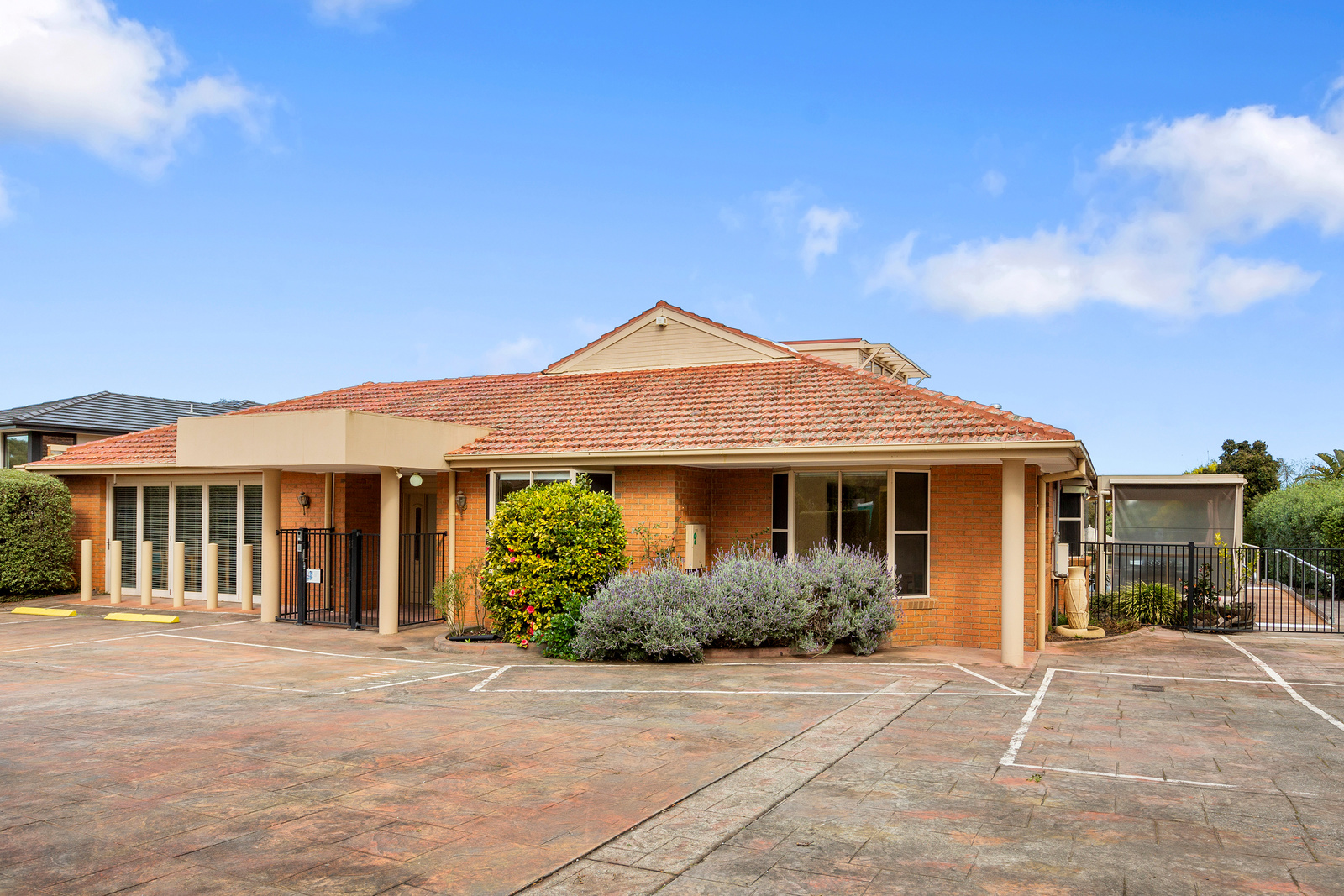 Enjoy living in a renovated home in lovely Lysterfield! — Home image 2