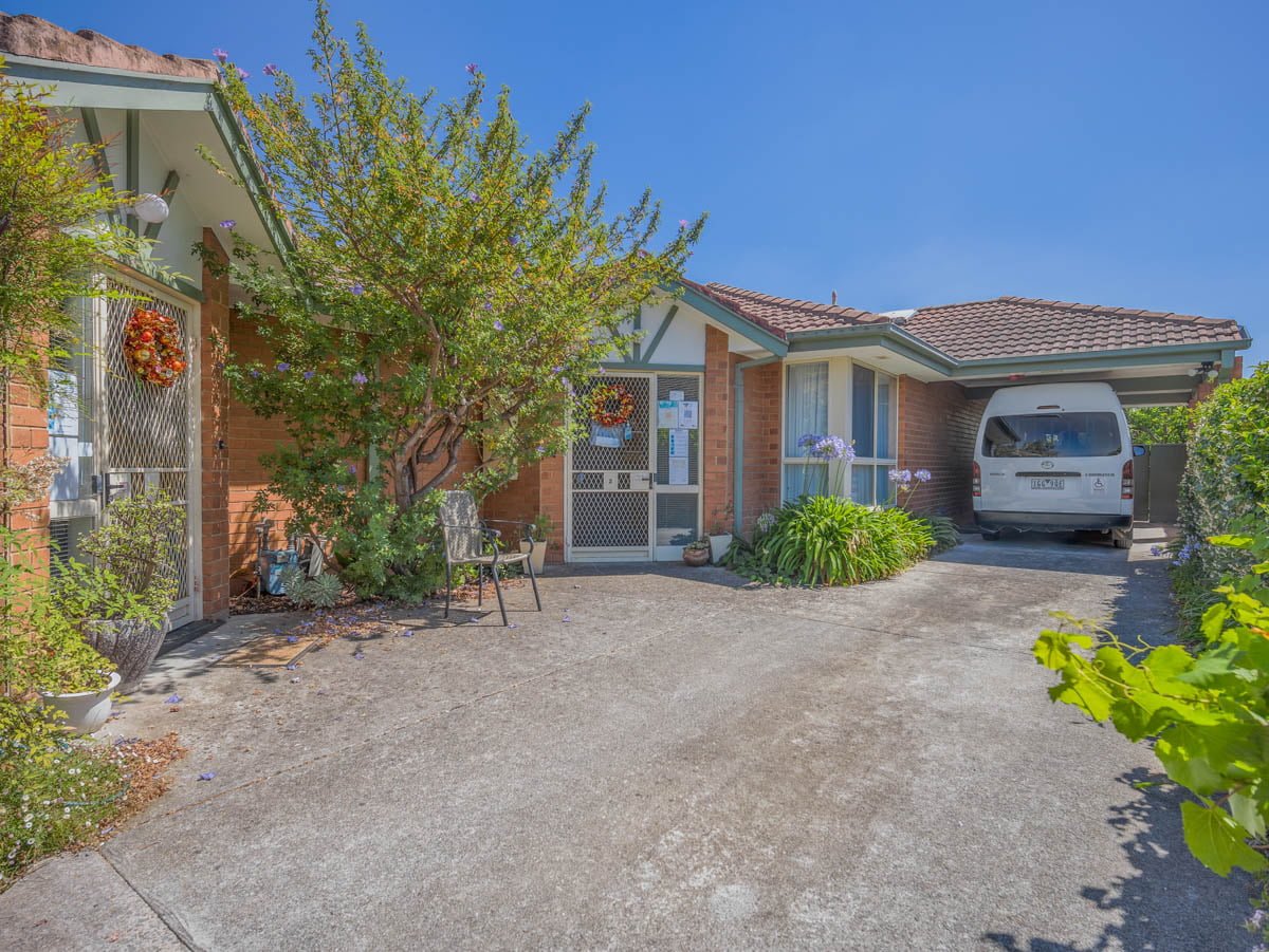 Don't miss this fun- filled living in a three-bed unit in Kingsbury. in Kingsbury