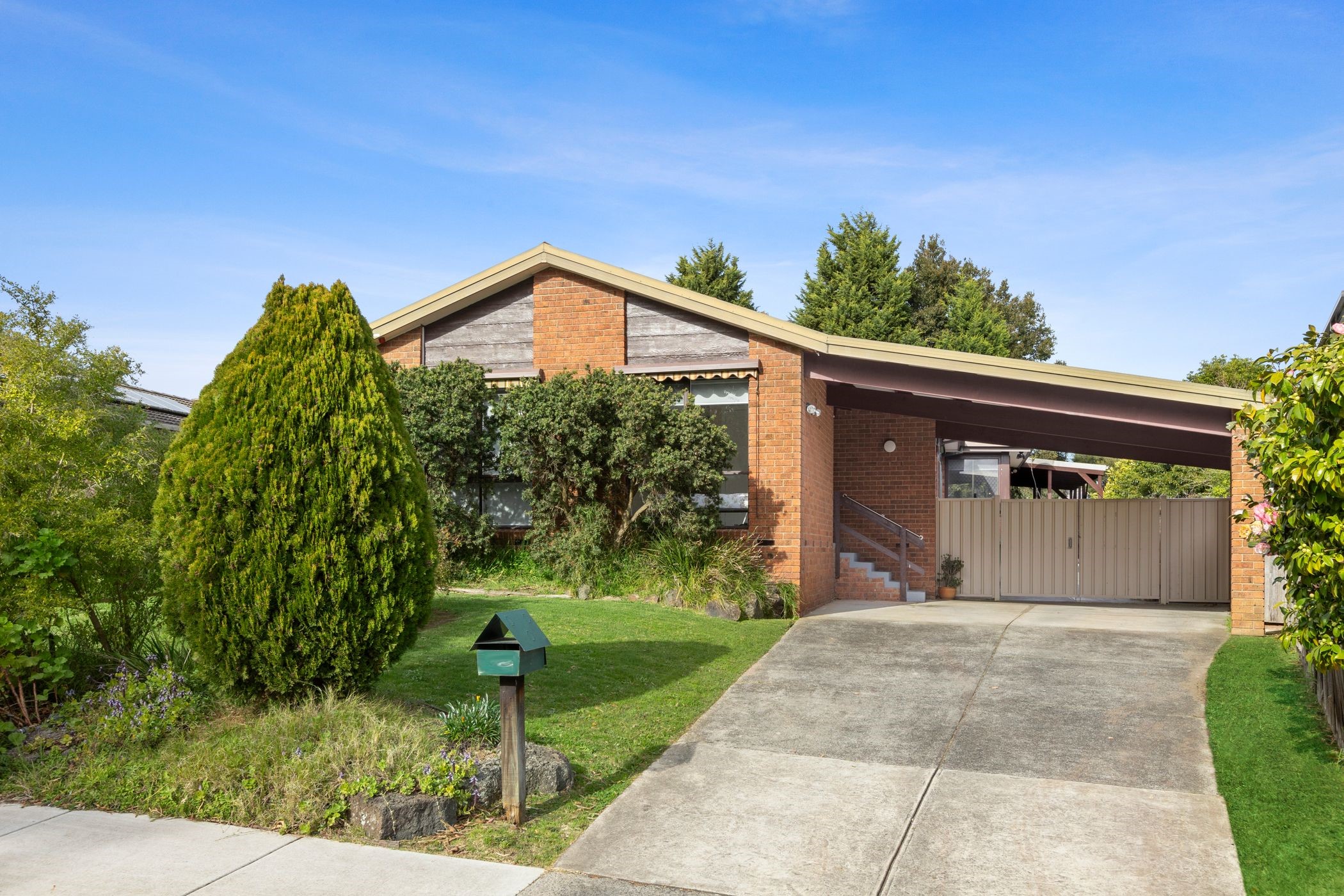 Welcoming home conveniently located Wantirna South in Wantirna South