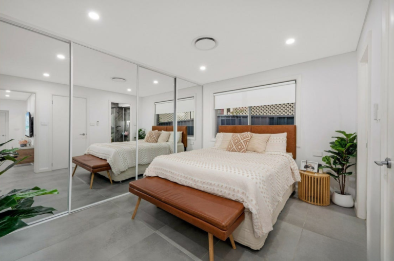 Comfortable 4 bedroom property in Greystanes — Home image 3