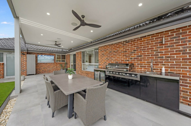 Comfortable 4 bedroom property in Greystanes — Home image 4